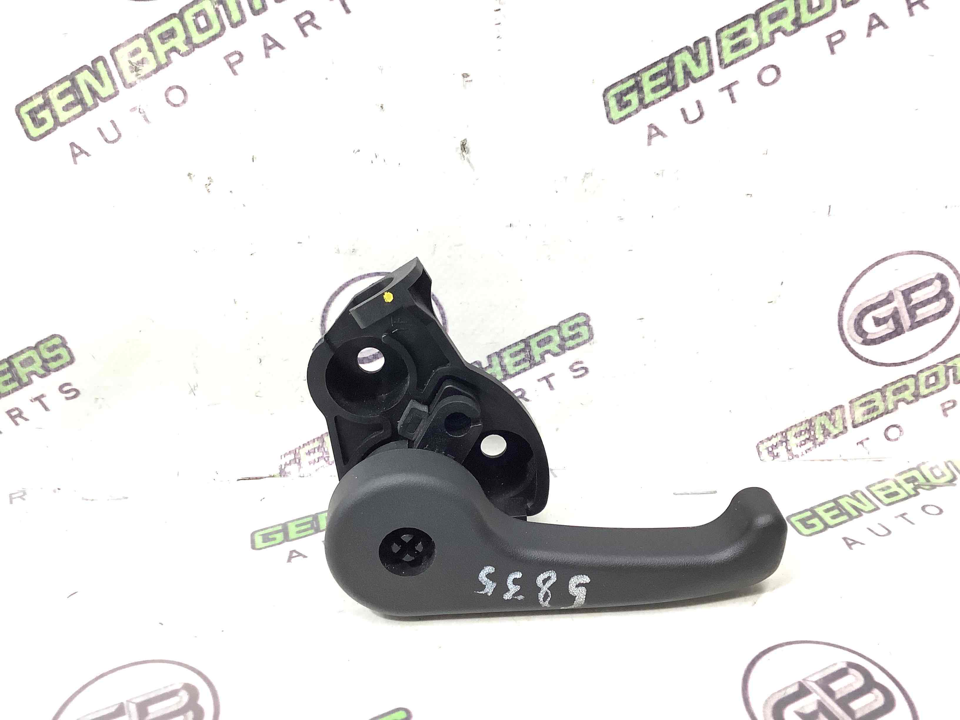 Ручка відкривання капота