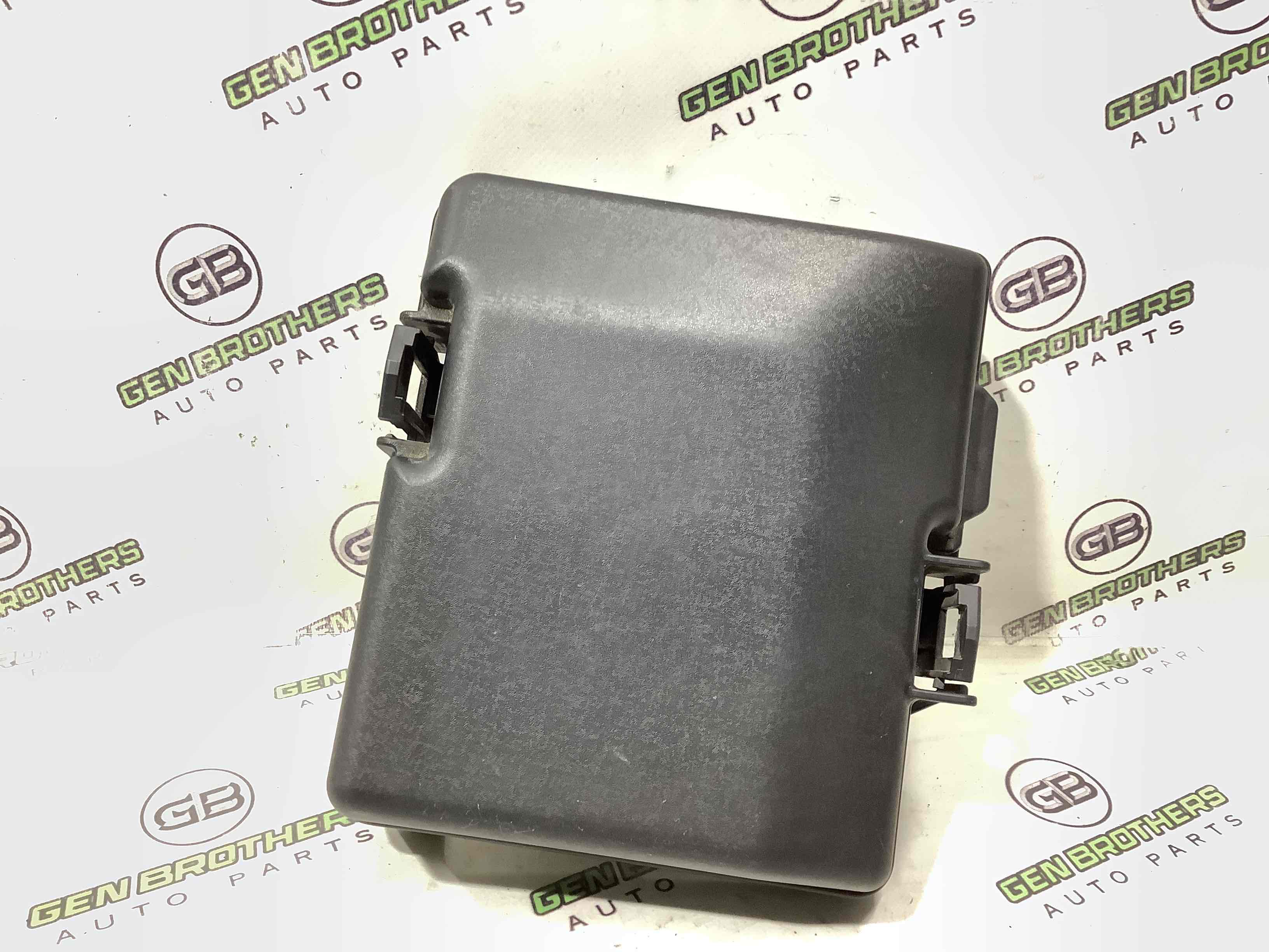 Кришка корпус блоку запобіжників