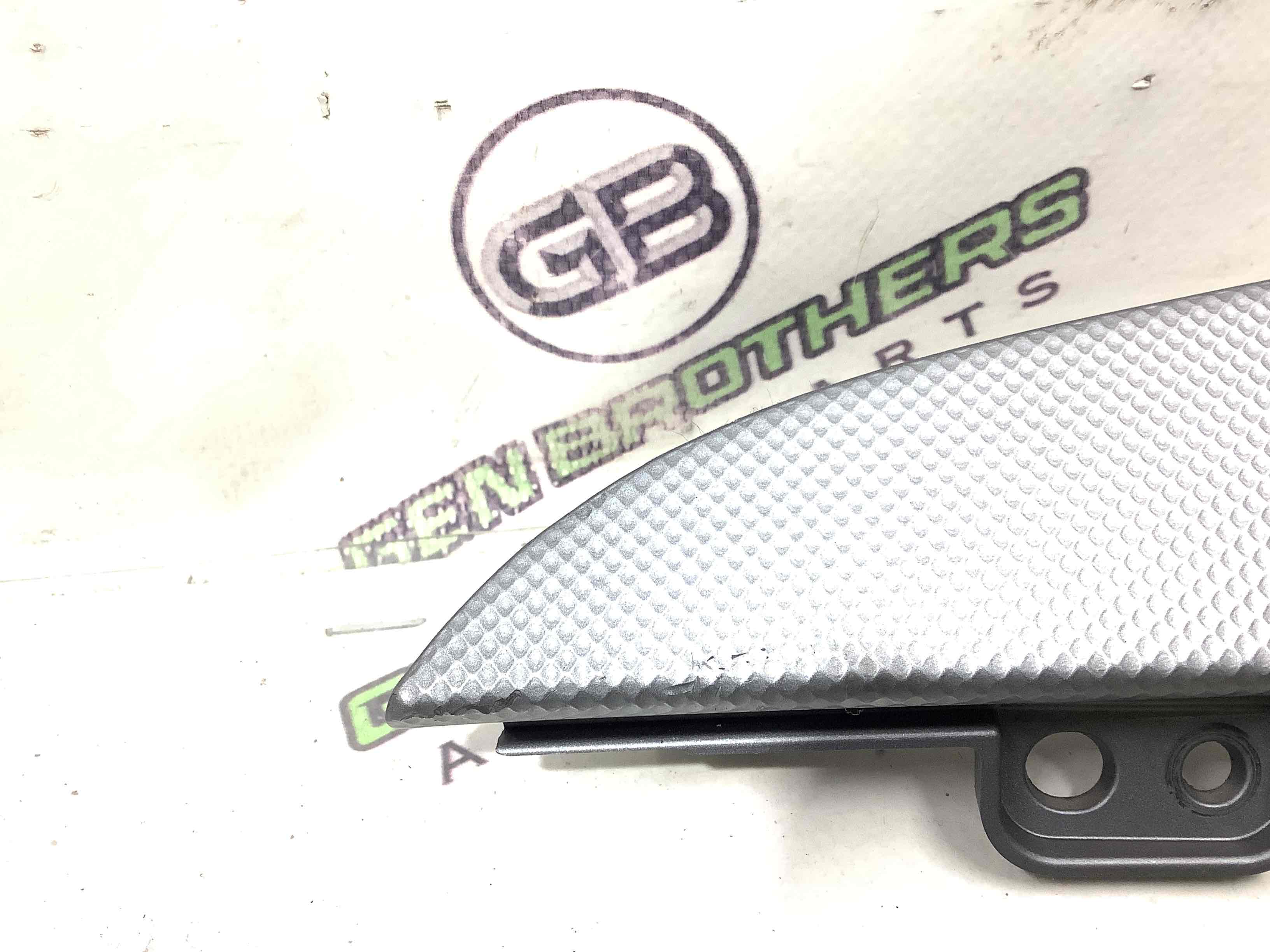 Обшивка панелі приладів торпедо