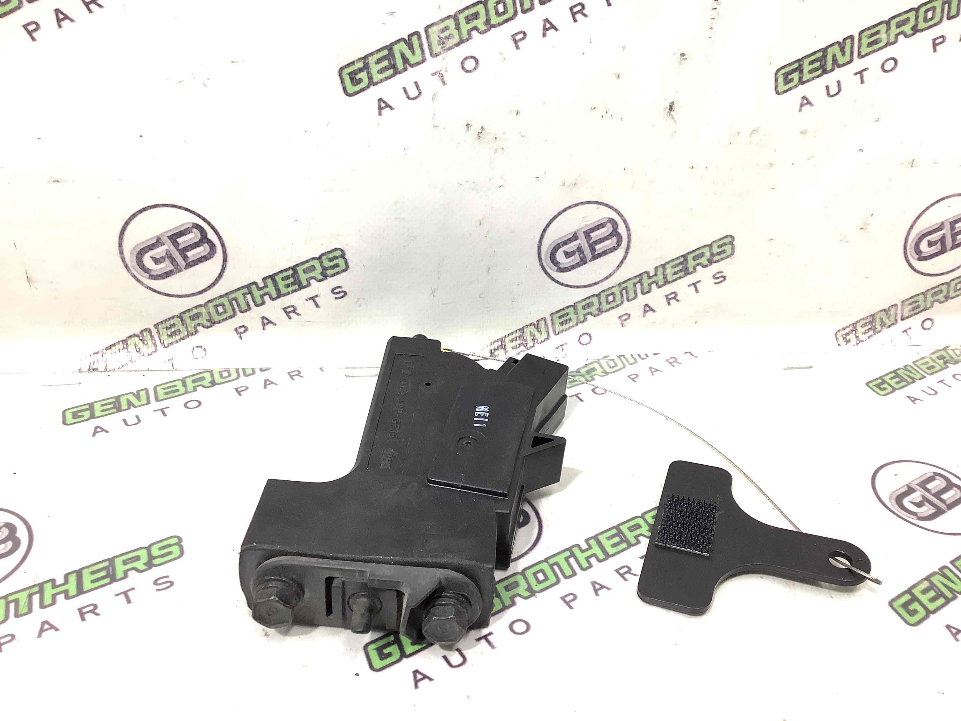 Замок лючка бензобака