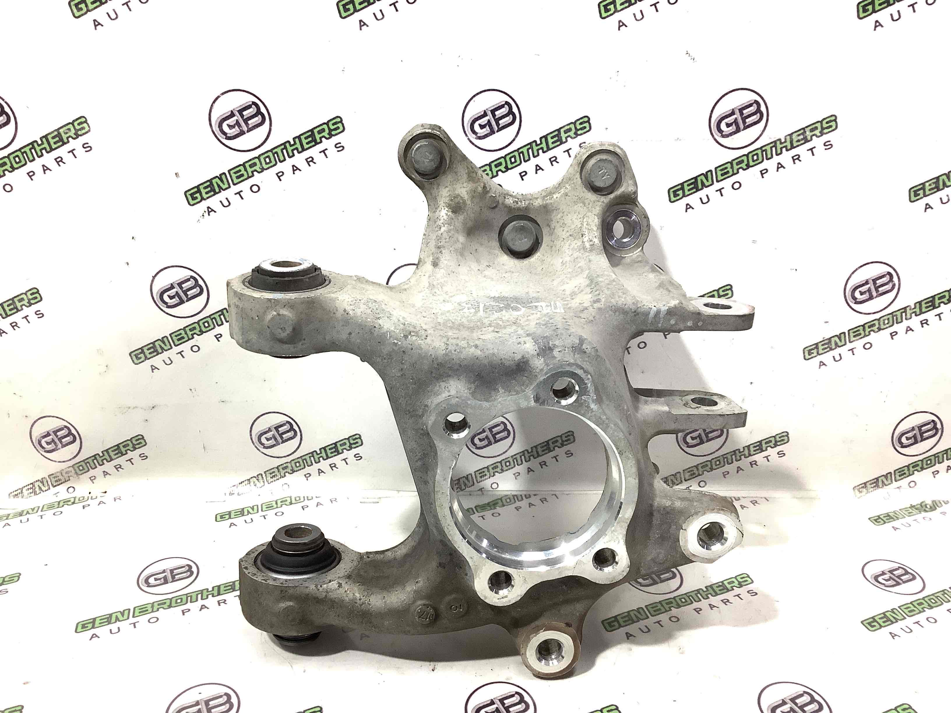 Кулак задній лівий