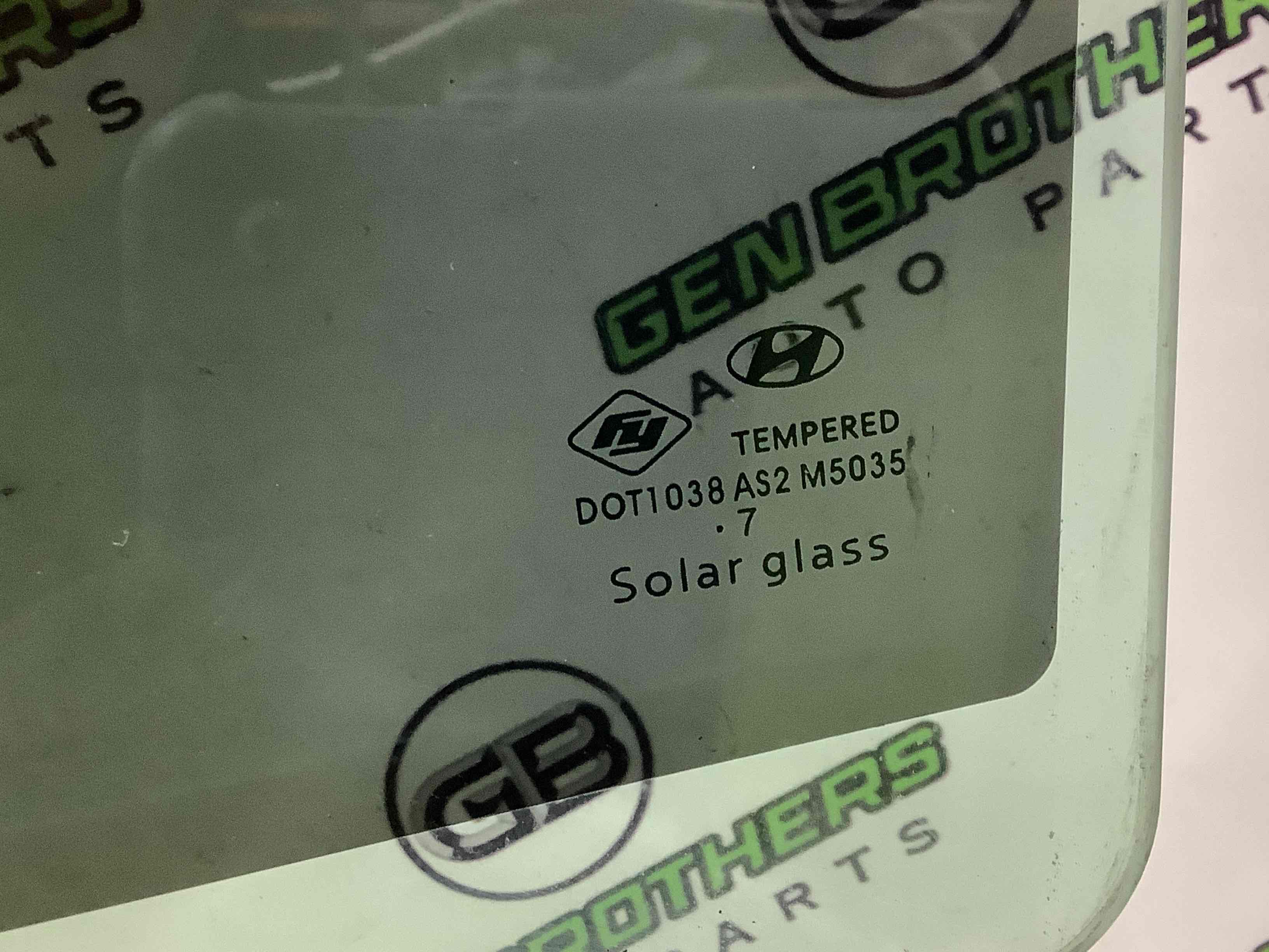 Скло заднє ліве