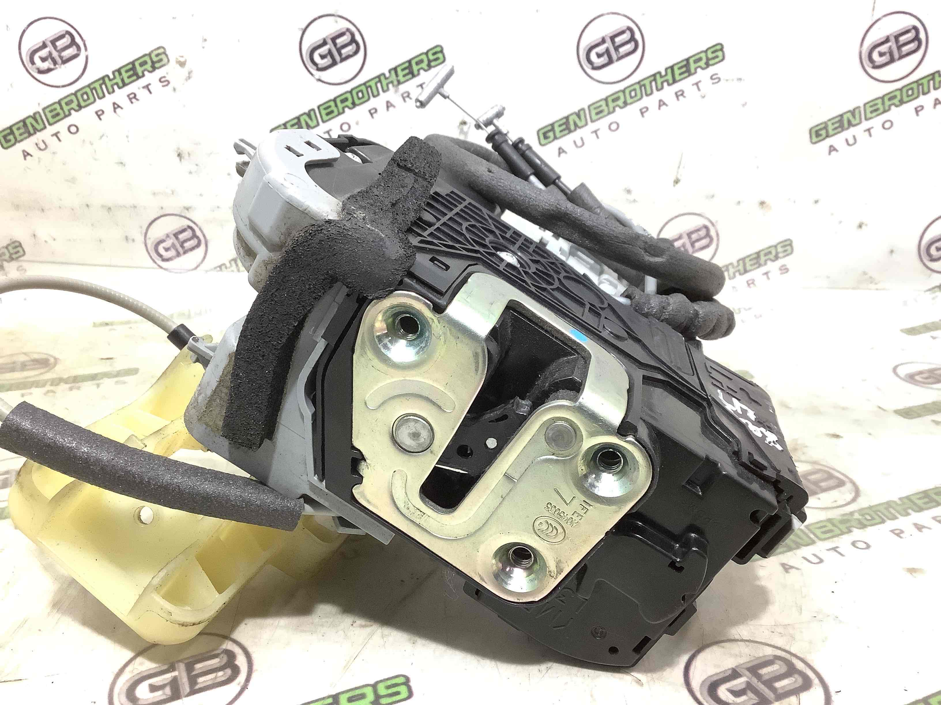 Замок двери передней левой