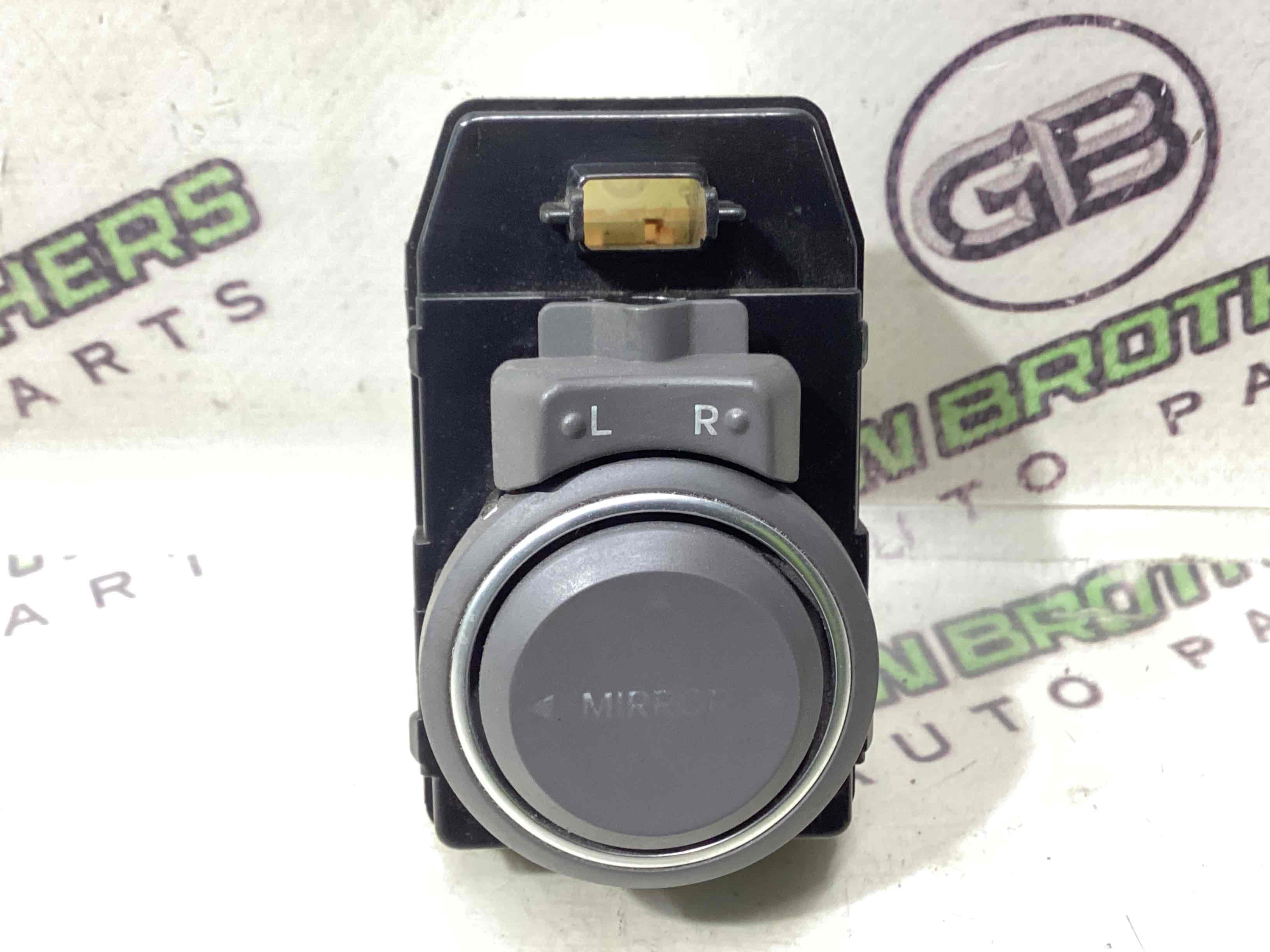 Кнопка регулювання дзеркал