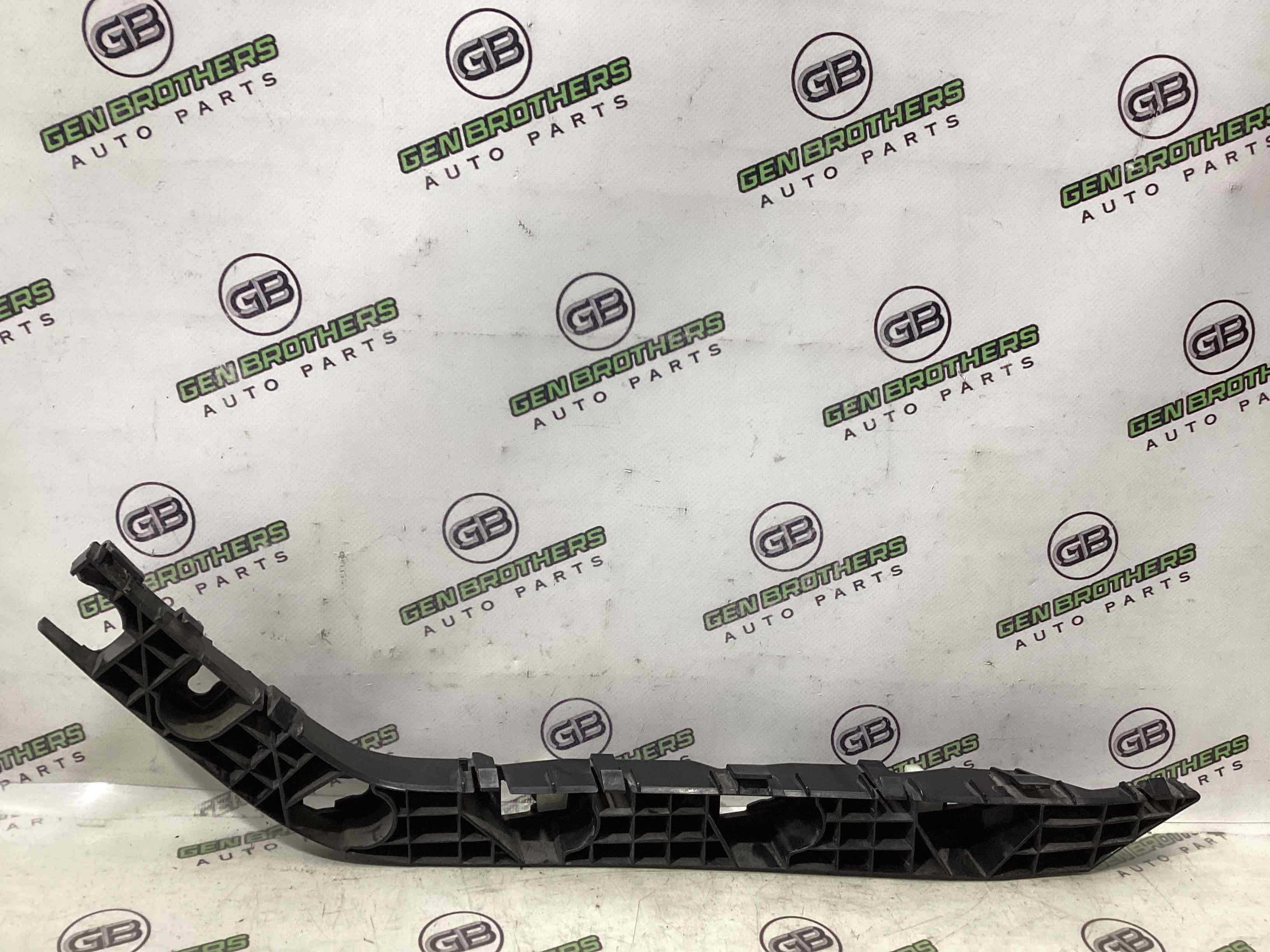 Кріплення заднього бампера праве