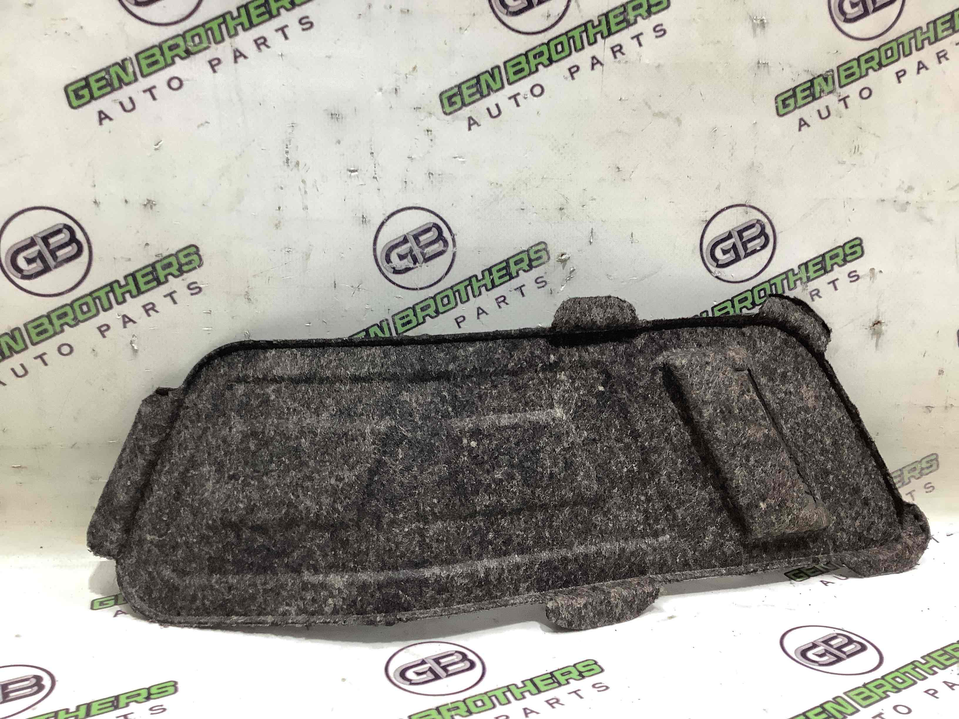 Обшивка крышки багажника