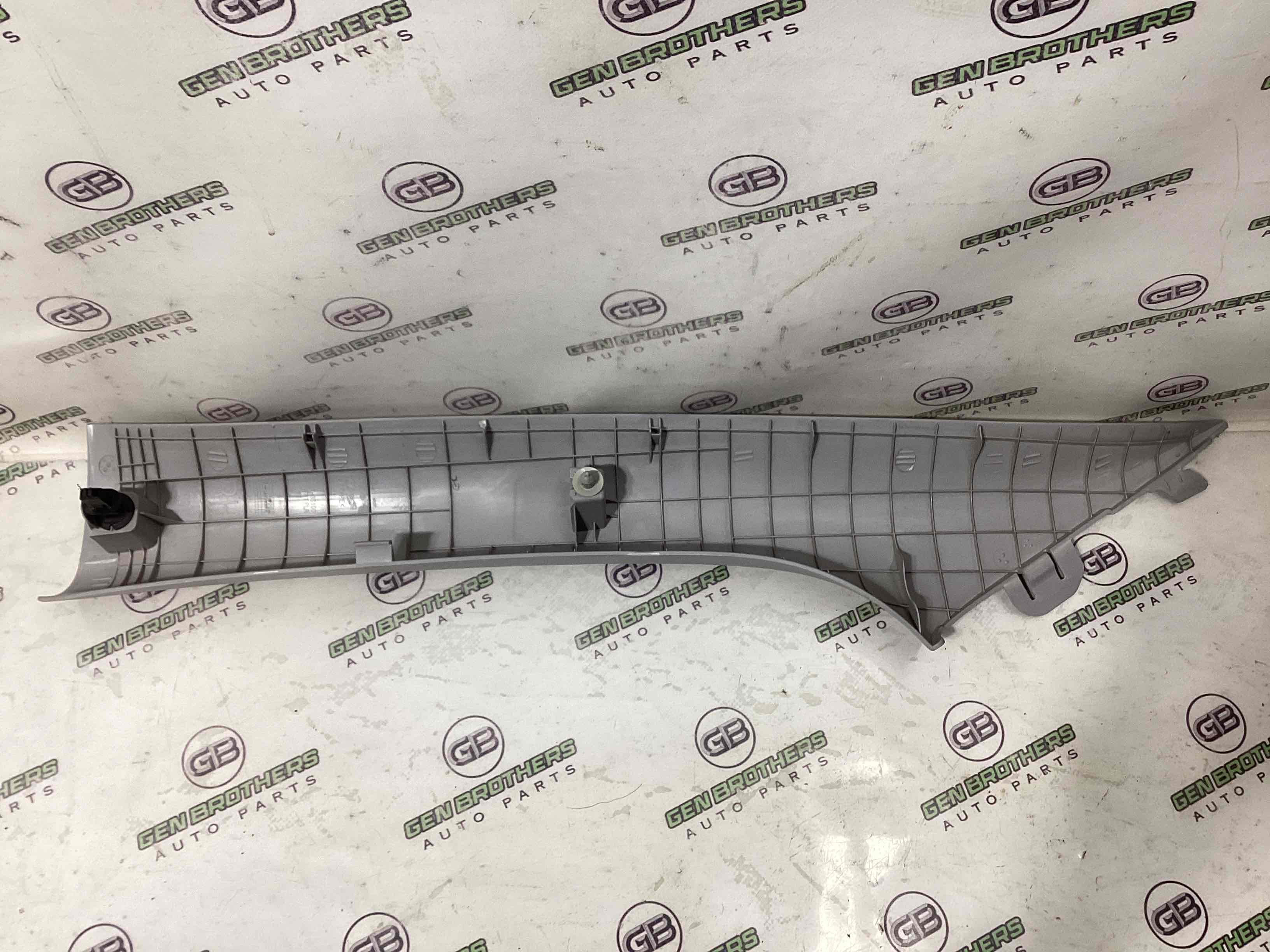 Обшивка передньої стійки права