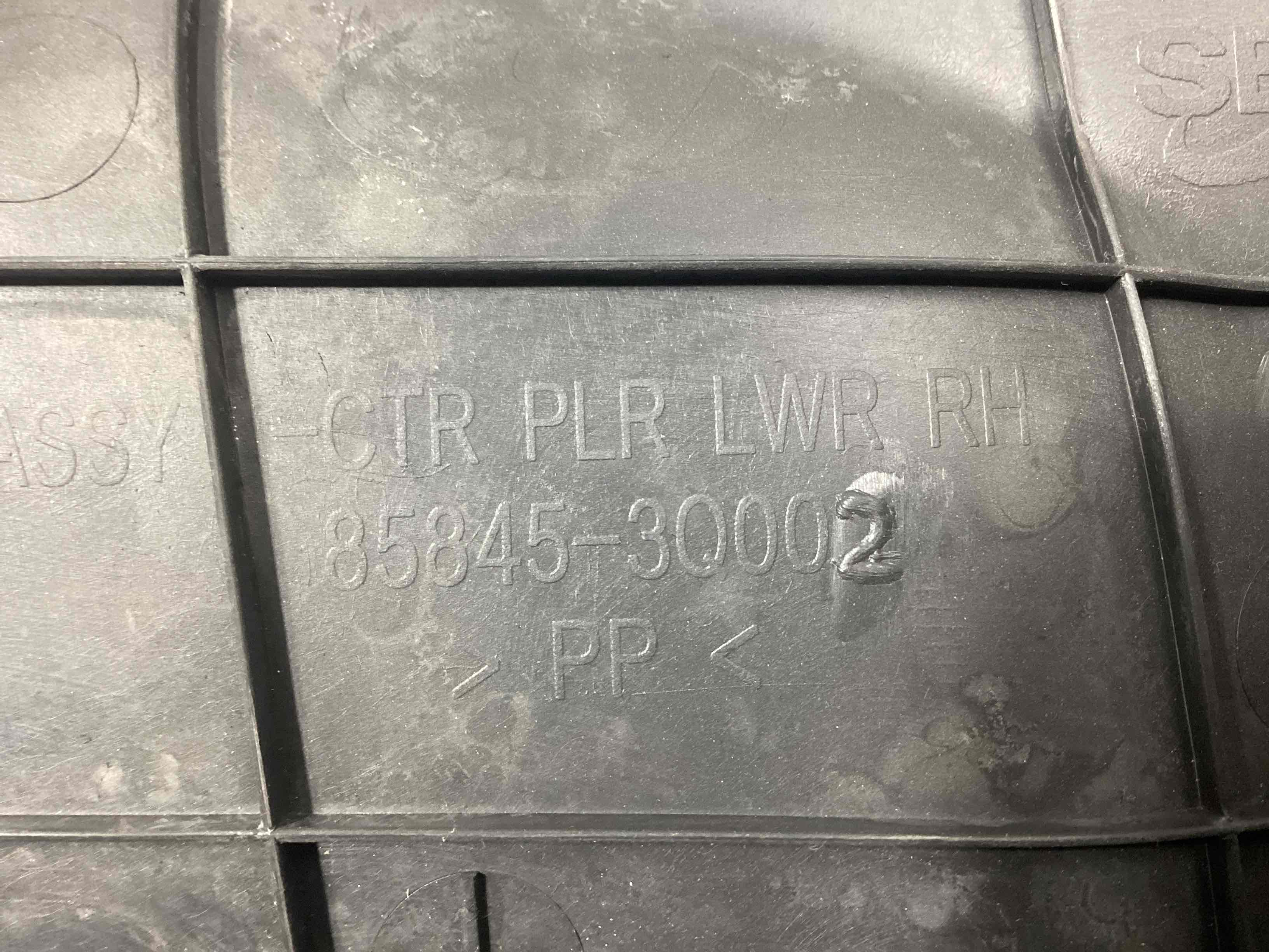 Обшивка центральної стійки права