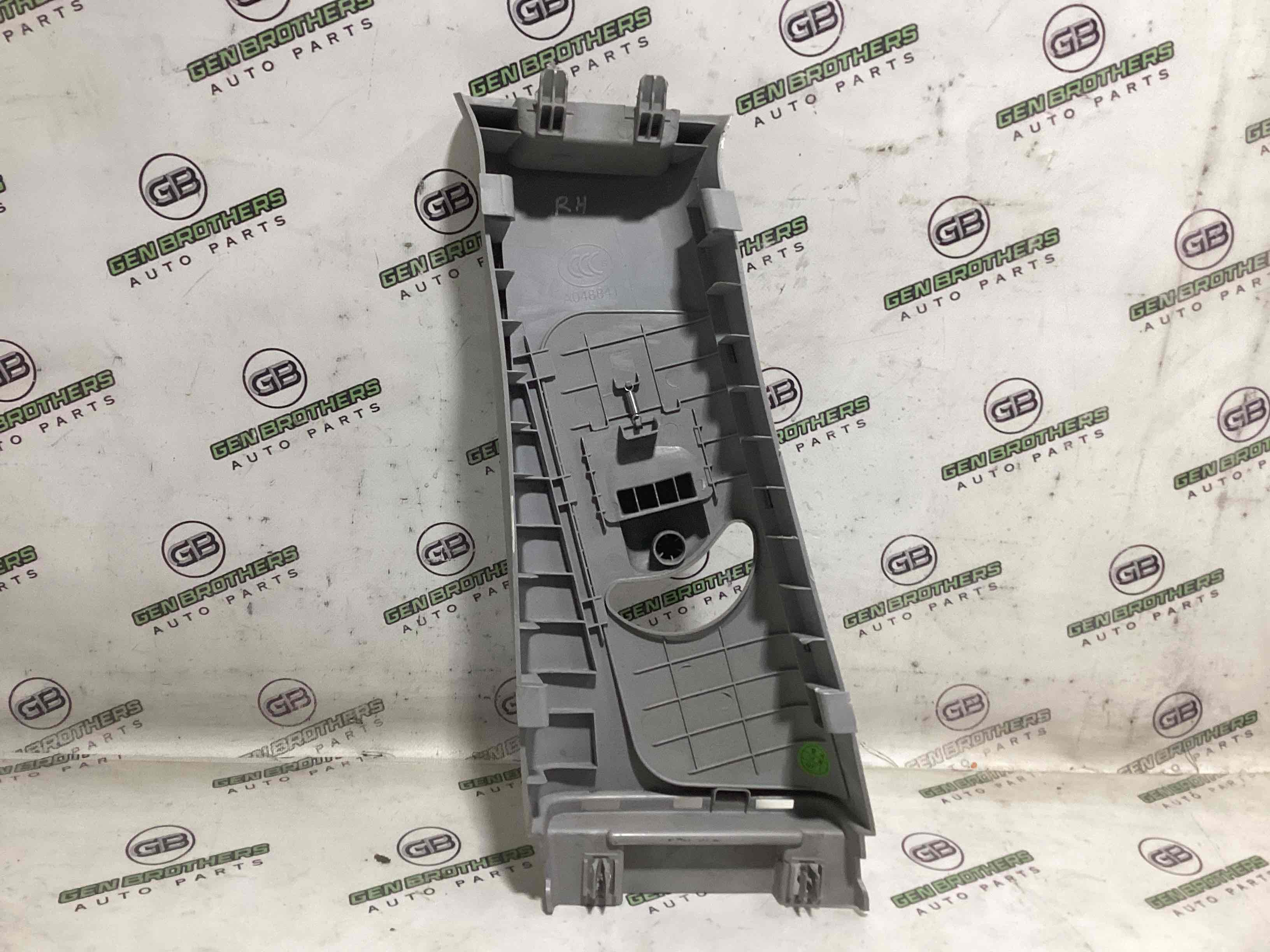 Обшивка центральної стійки права