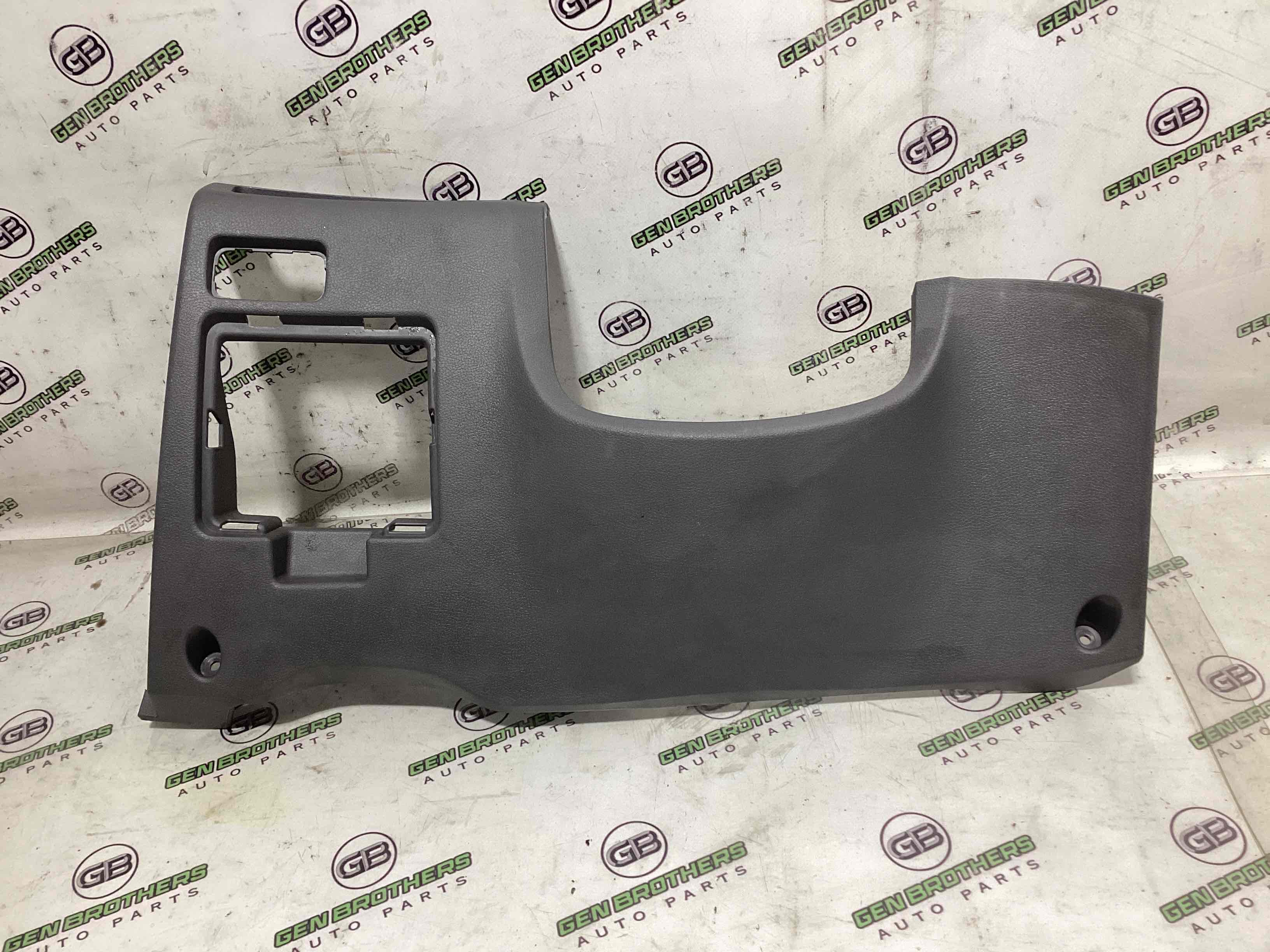 Обшивка панелі приладів торпедо