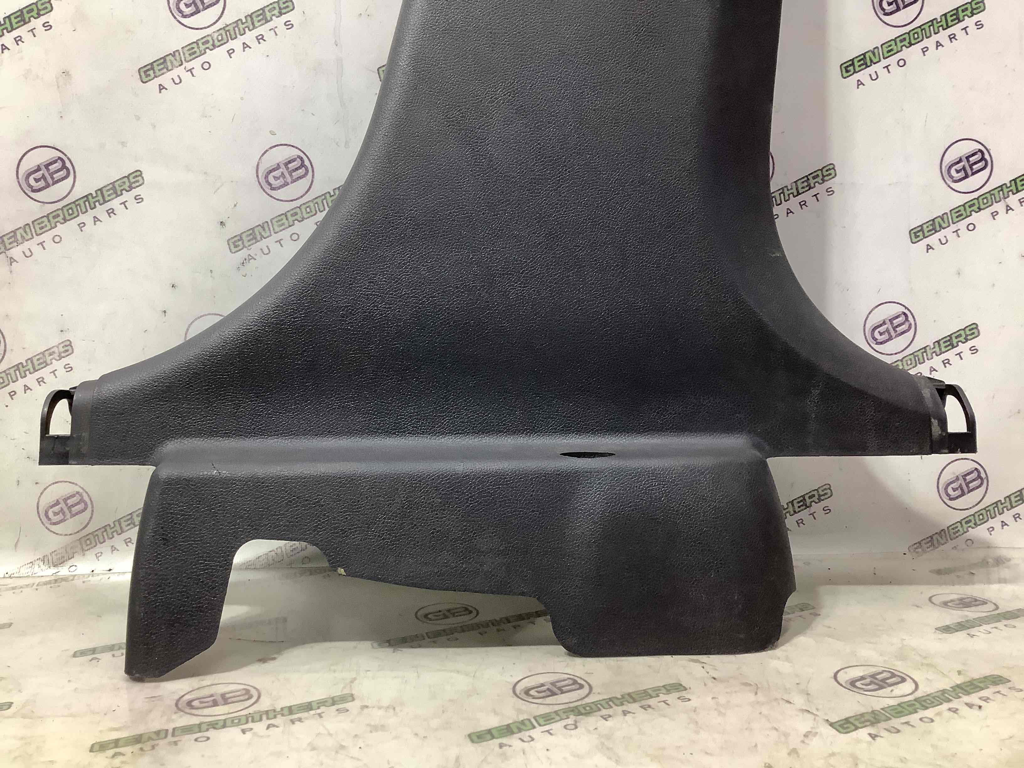 Обшивка центральної стійки права