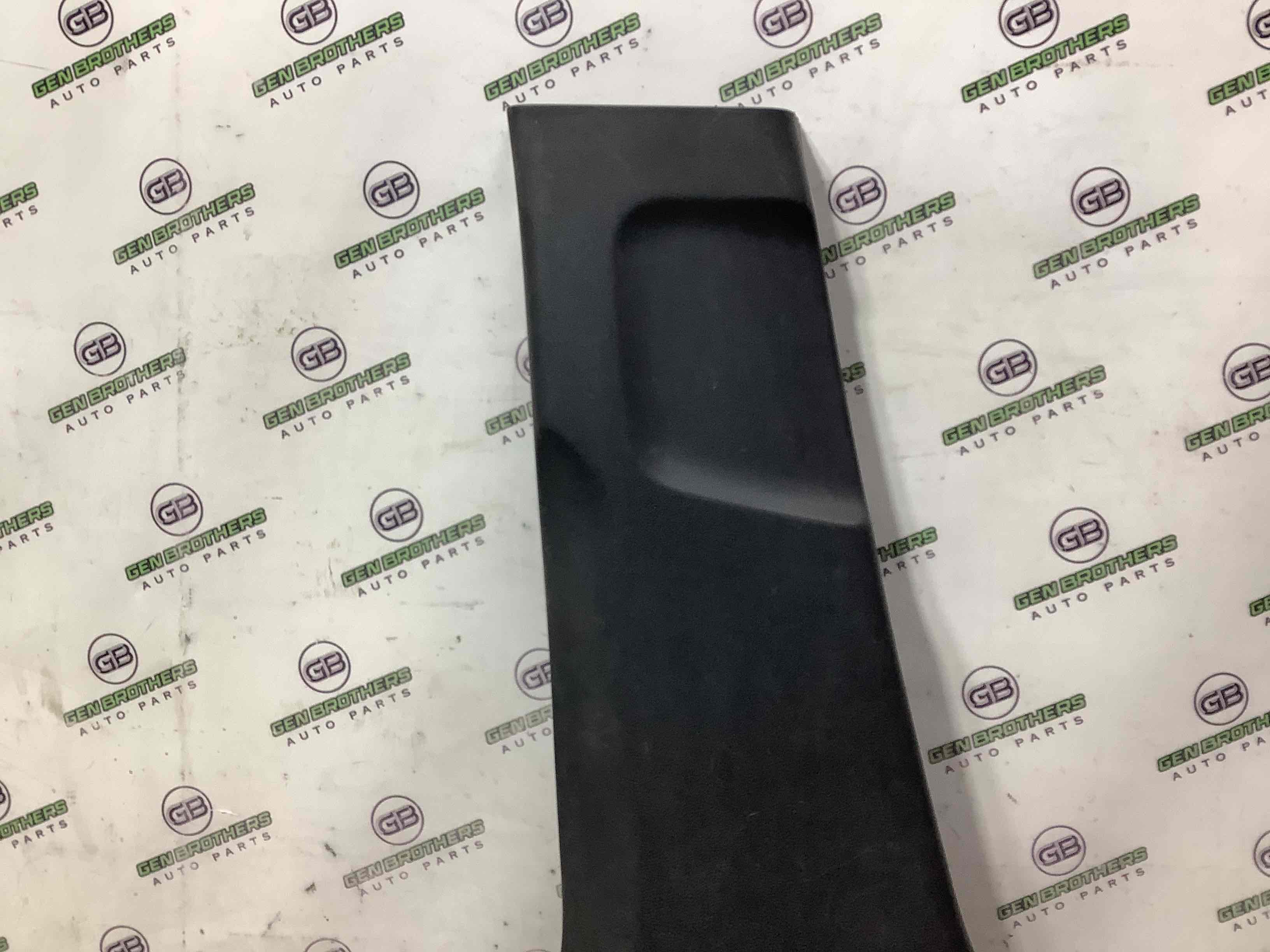 Обшивка центральної стійки ліва