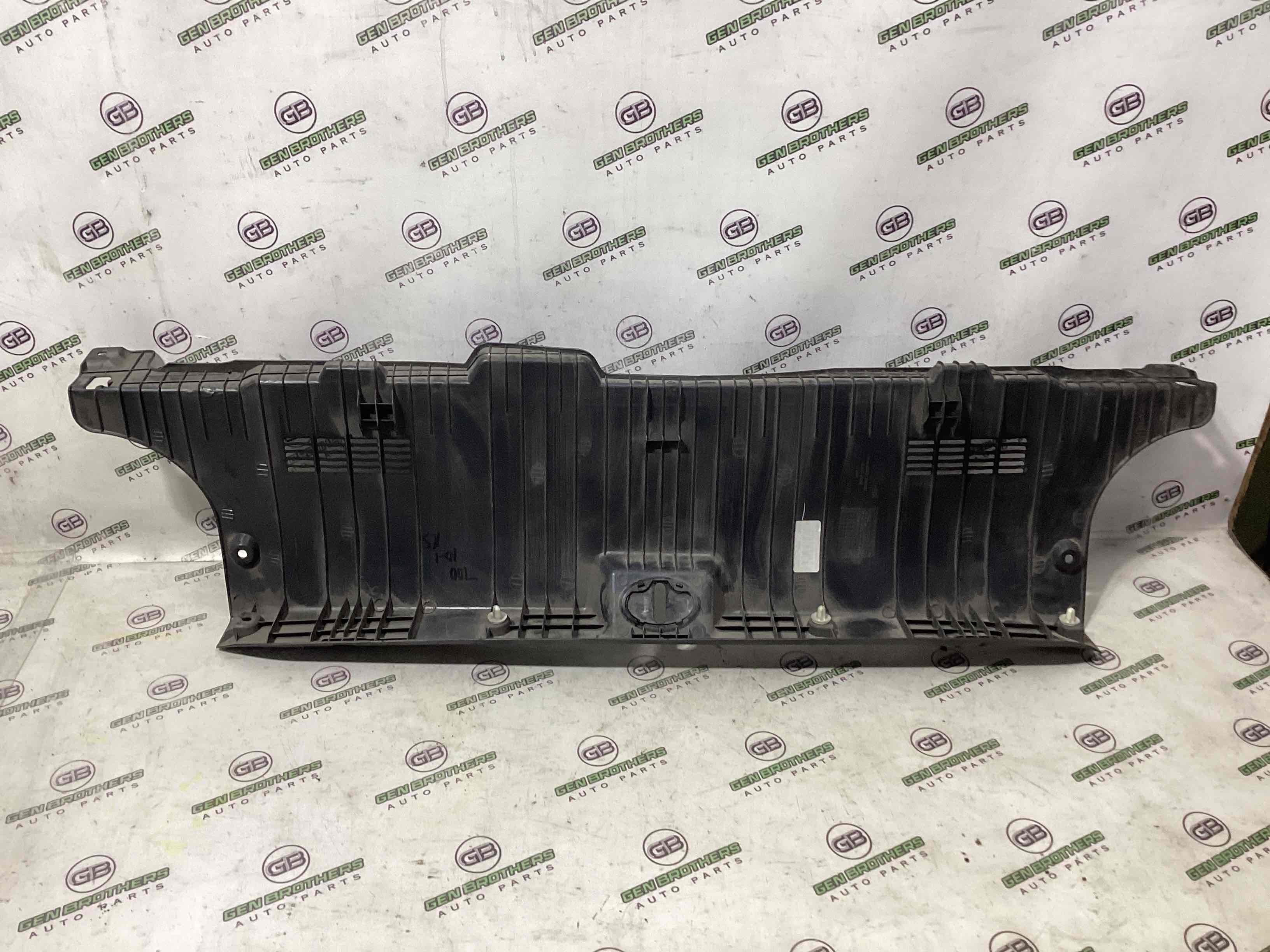 Обшивка кришки багажника