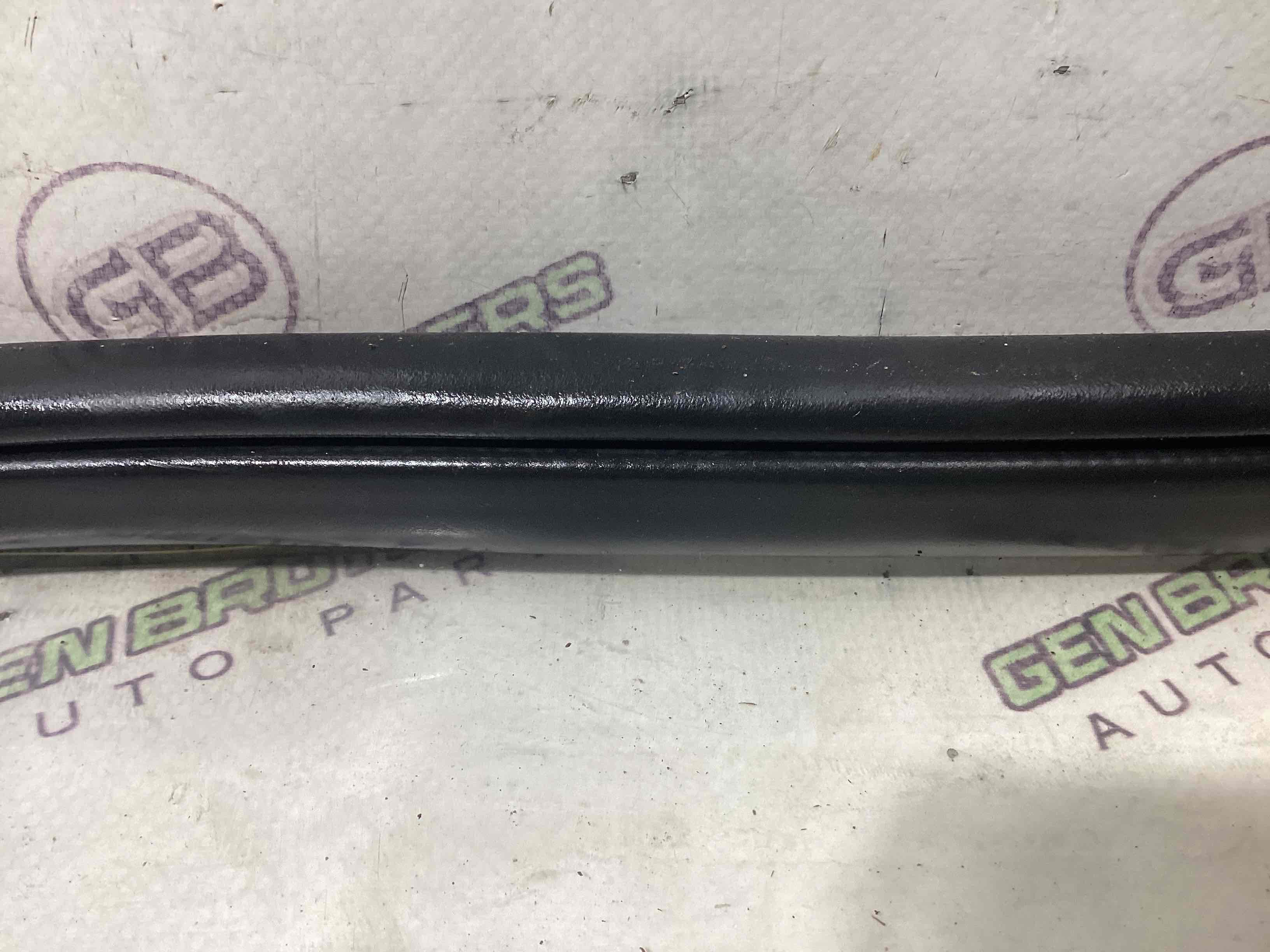 Ущільнювач скла, двері