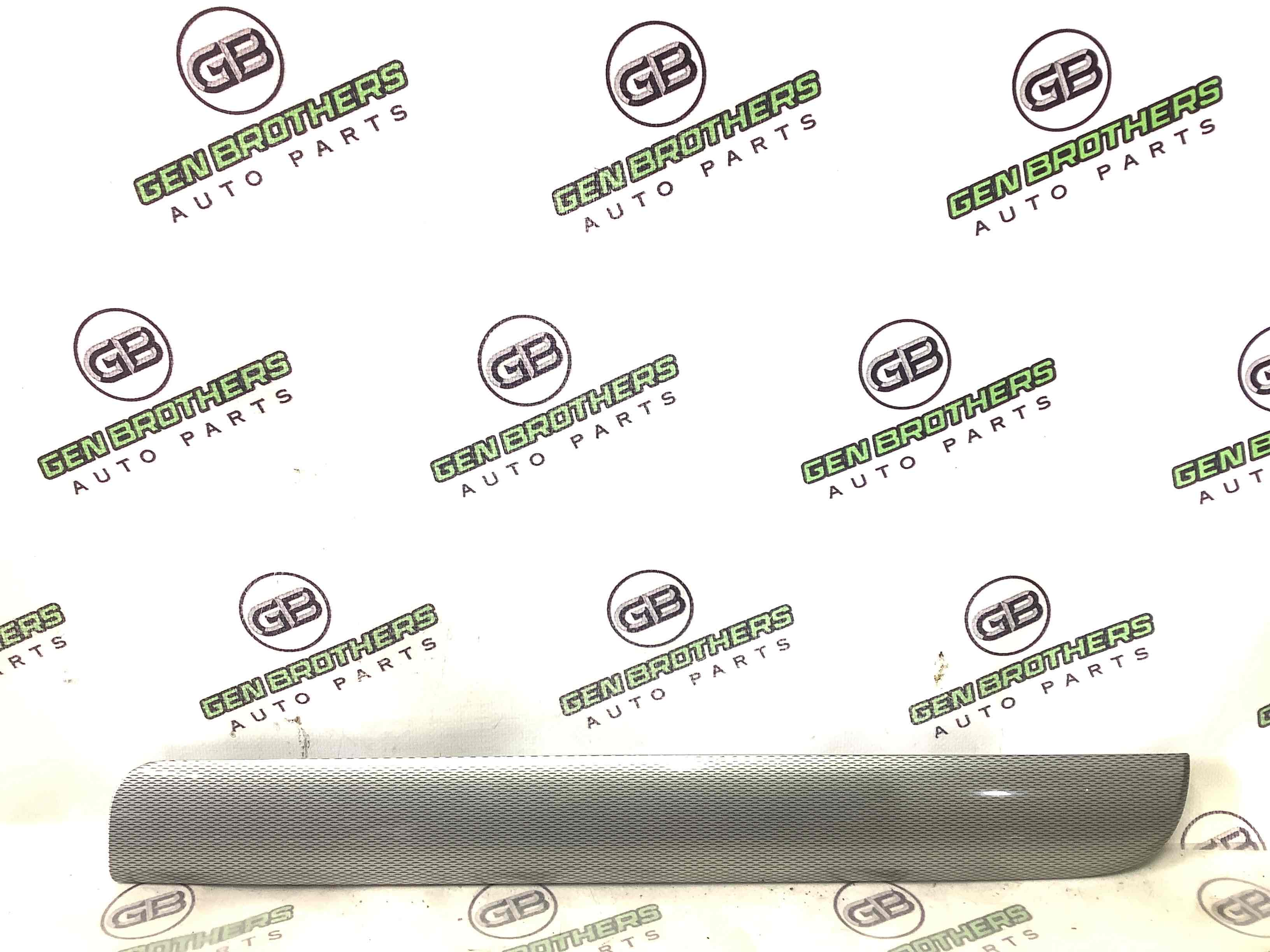 Обшивка панелі приладів торпедо