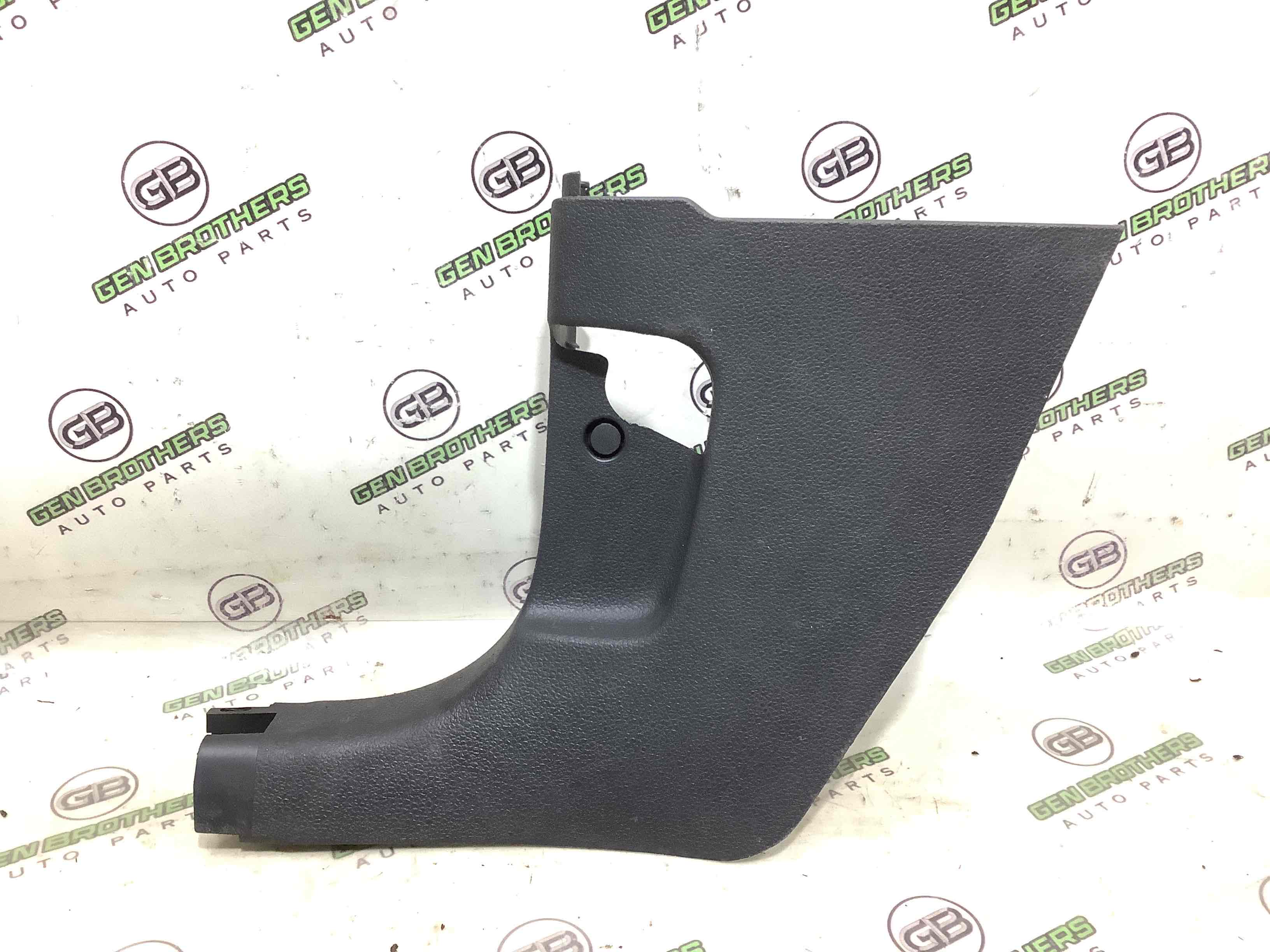 Обшивка передньої стійки ліва