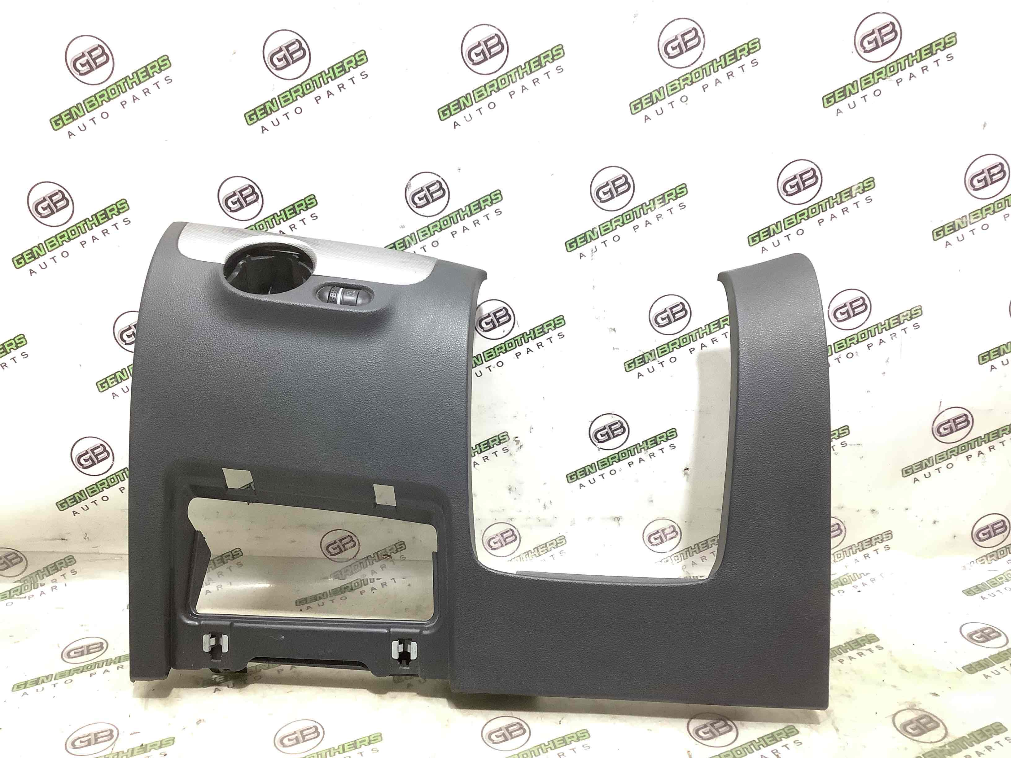 Обшивка панелі приладів торпедо