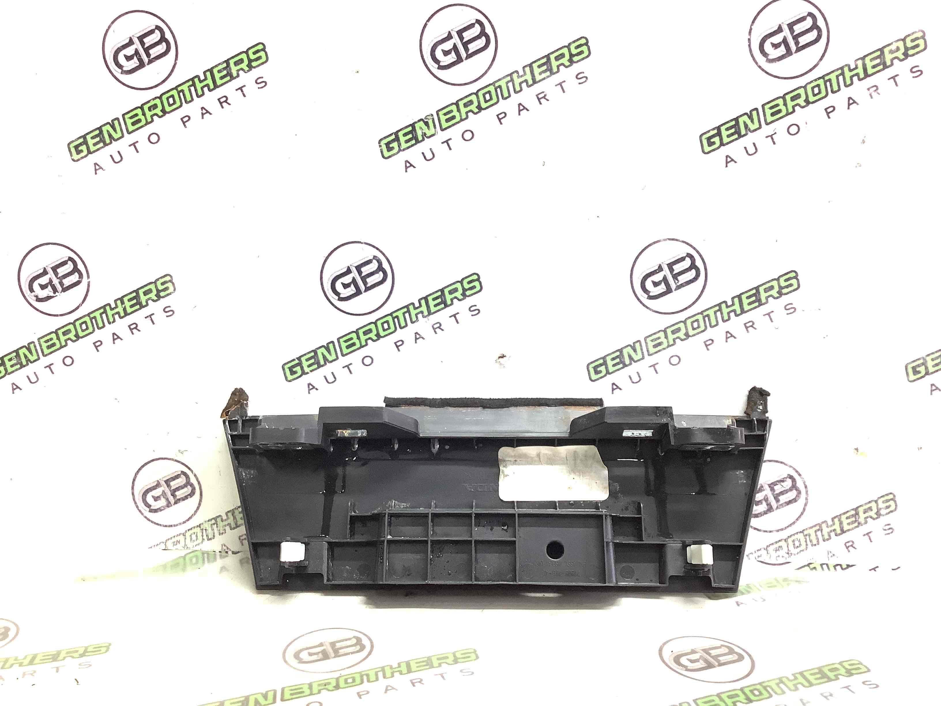 Обшивка панелі приладів торпедо