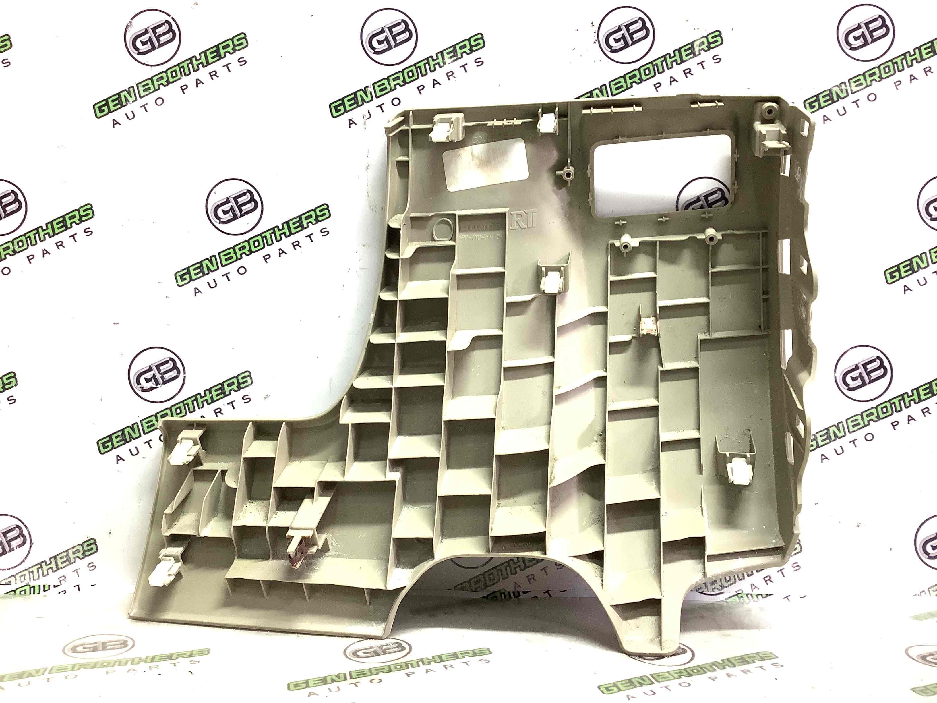 Обшивка панелі приладів торпедо