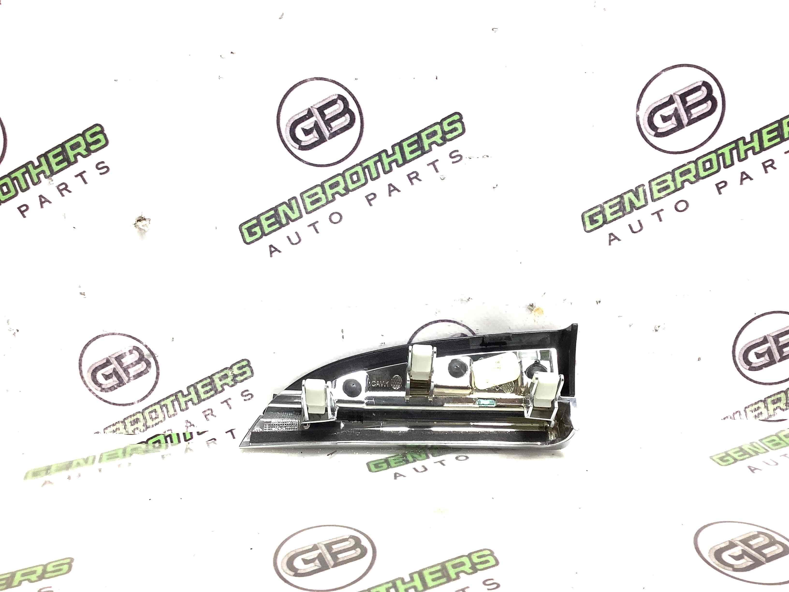 Обшивка панелі приладів торпедо