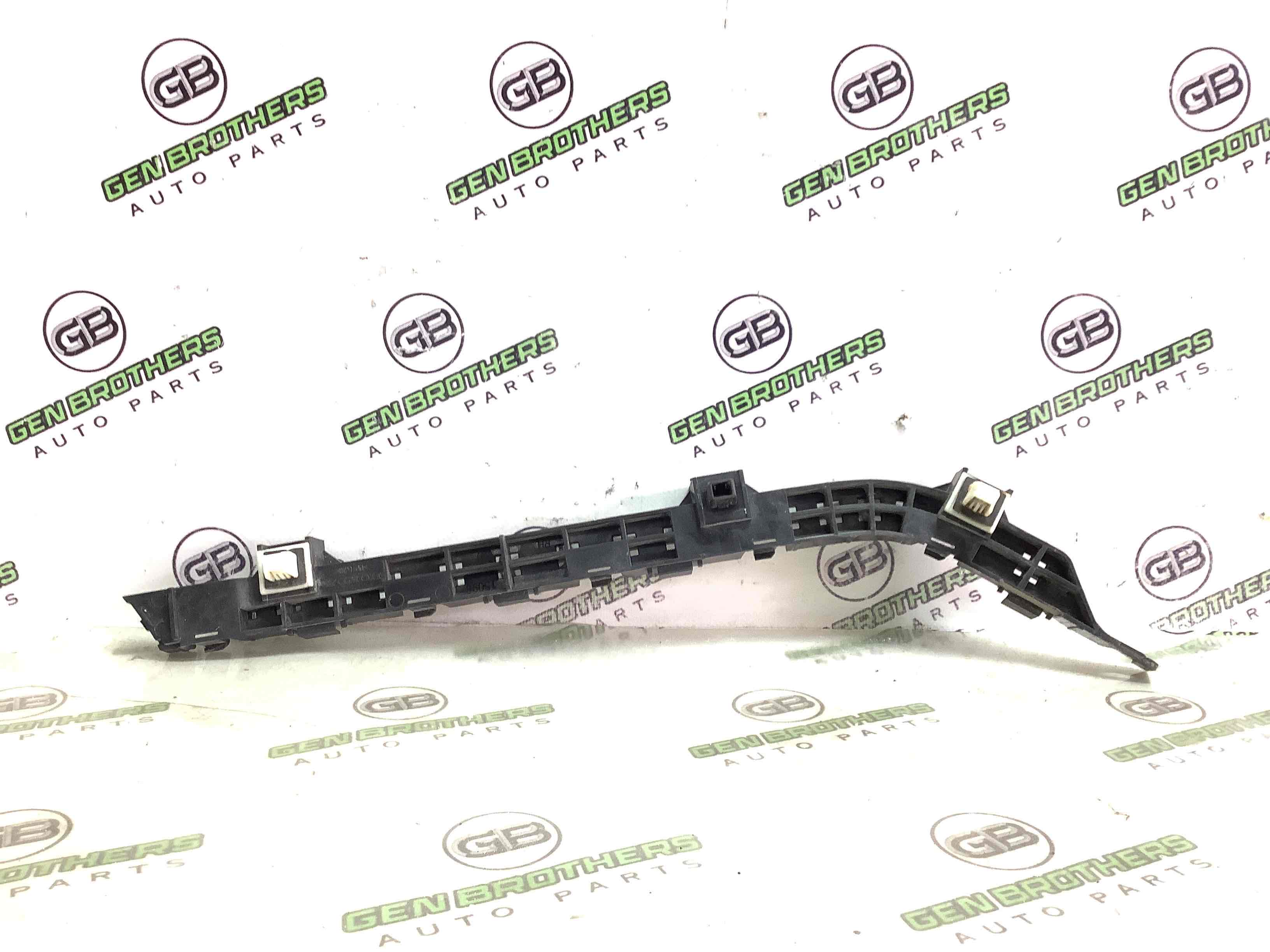 Кріплення заднього бампера праве