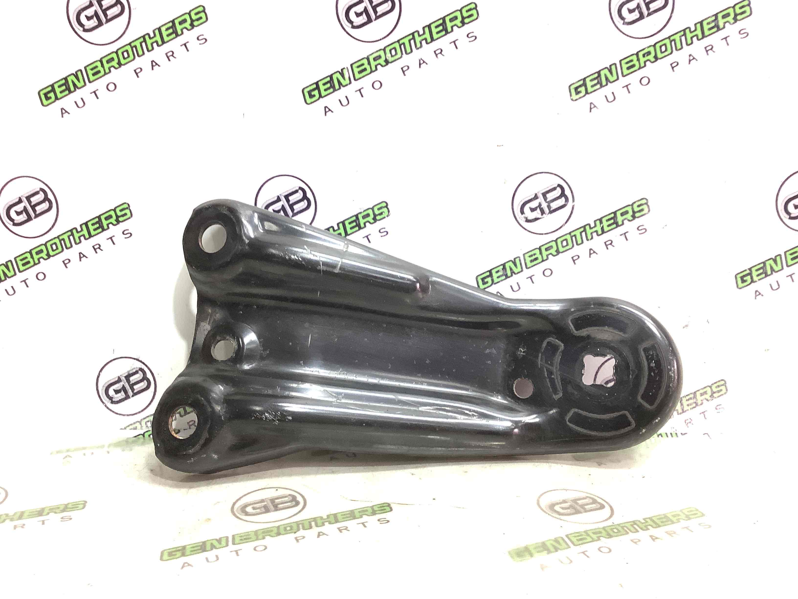 Кронштейн переднього підрамника