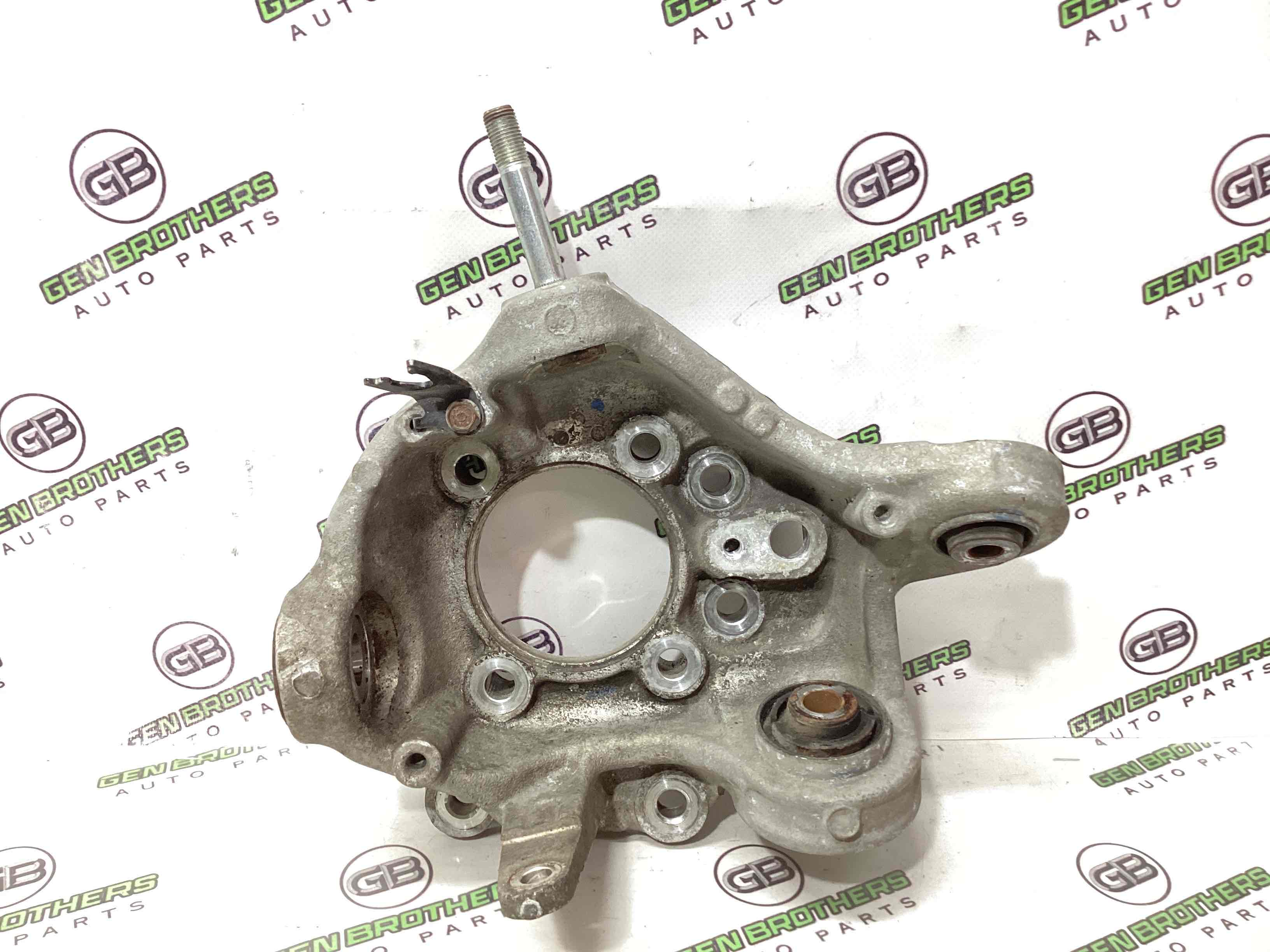 Кулак задній лівий