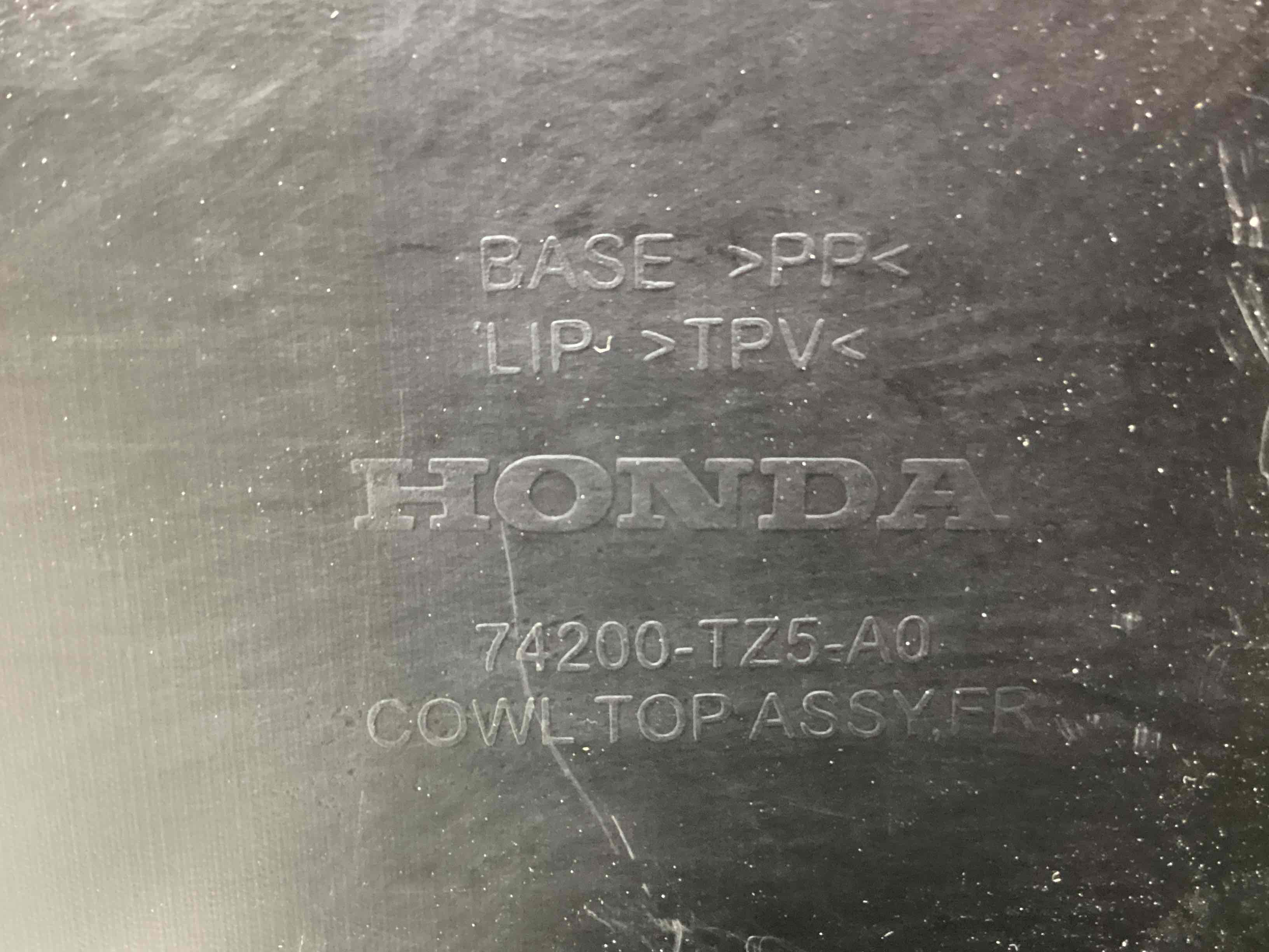 Решітки двірників пластик