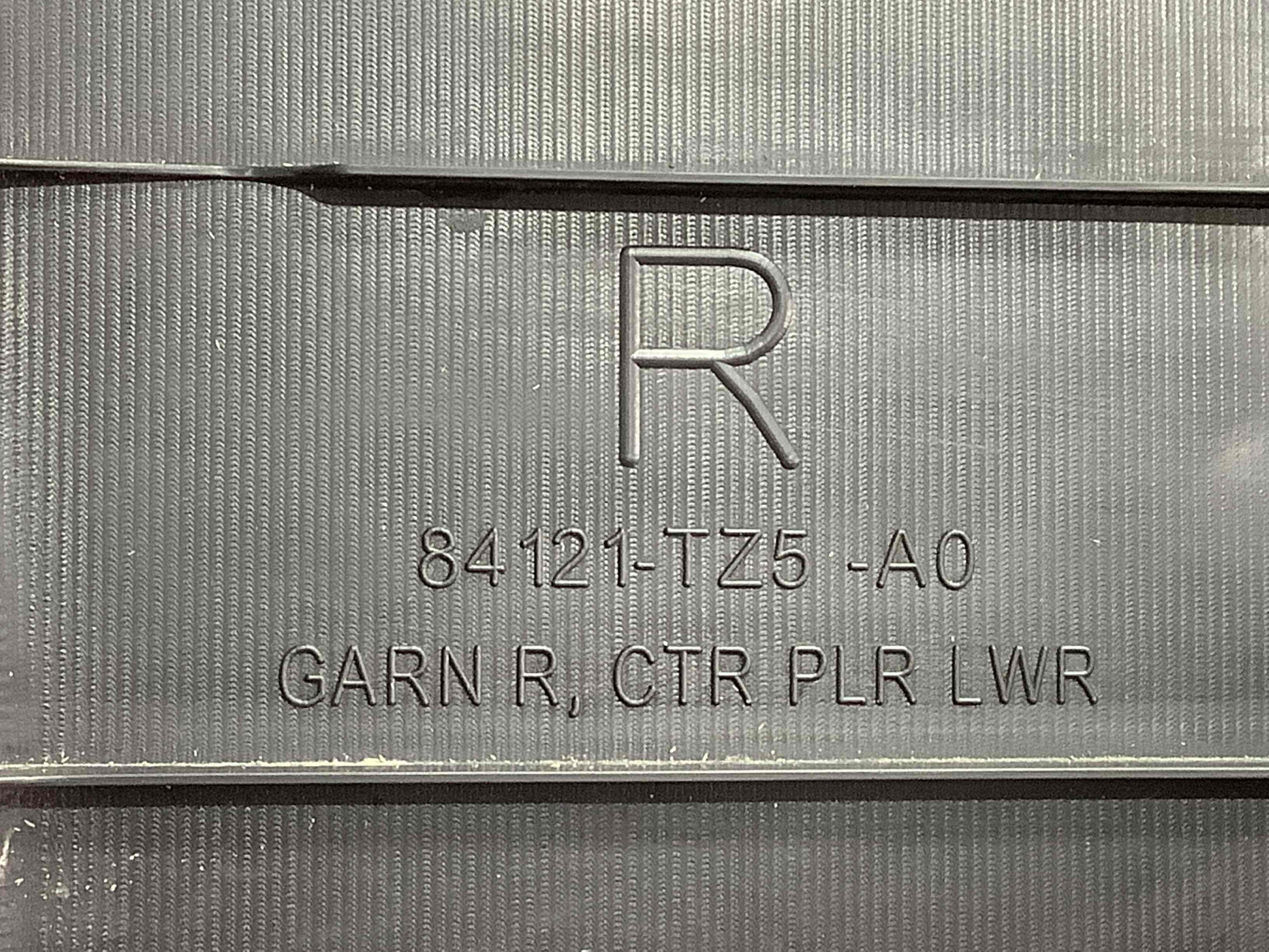 Обшивка центральної стійки права