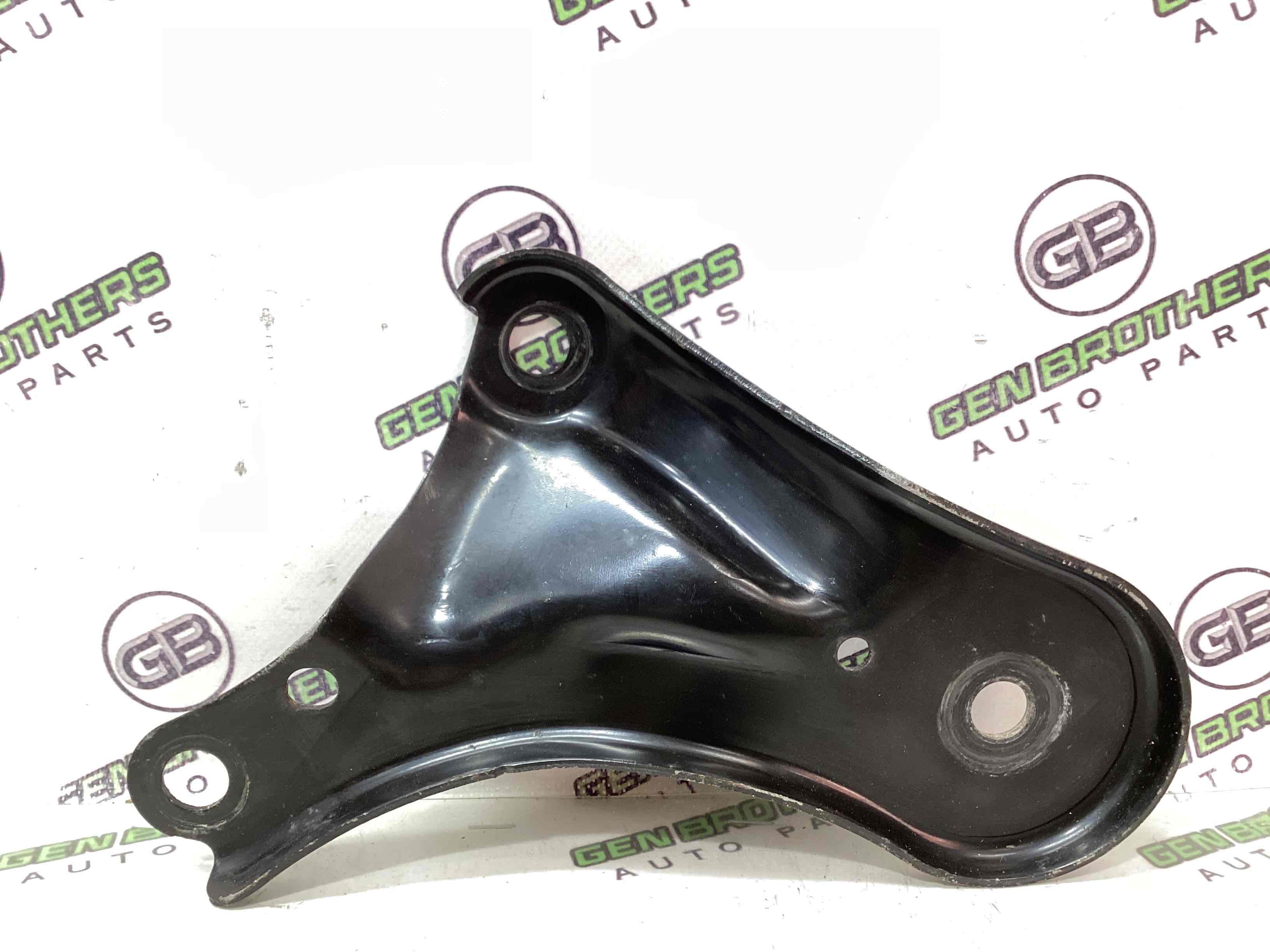 Кронштейн переднього підрамника