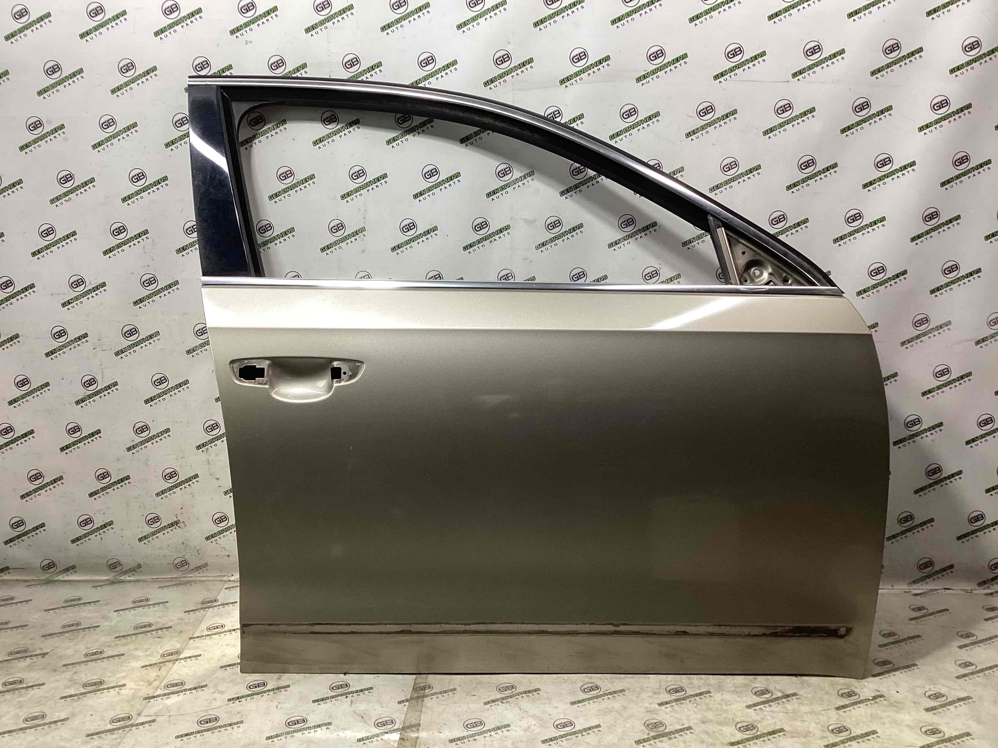 Двері передні права