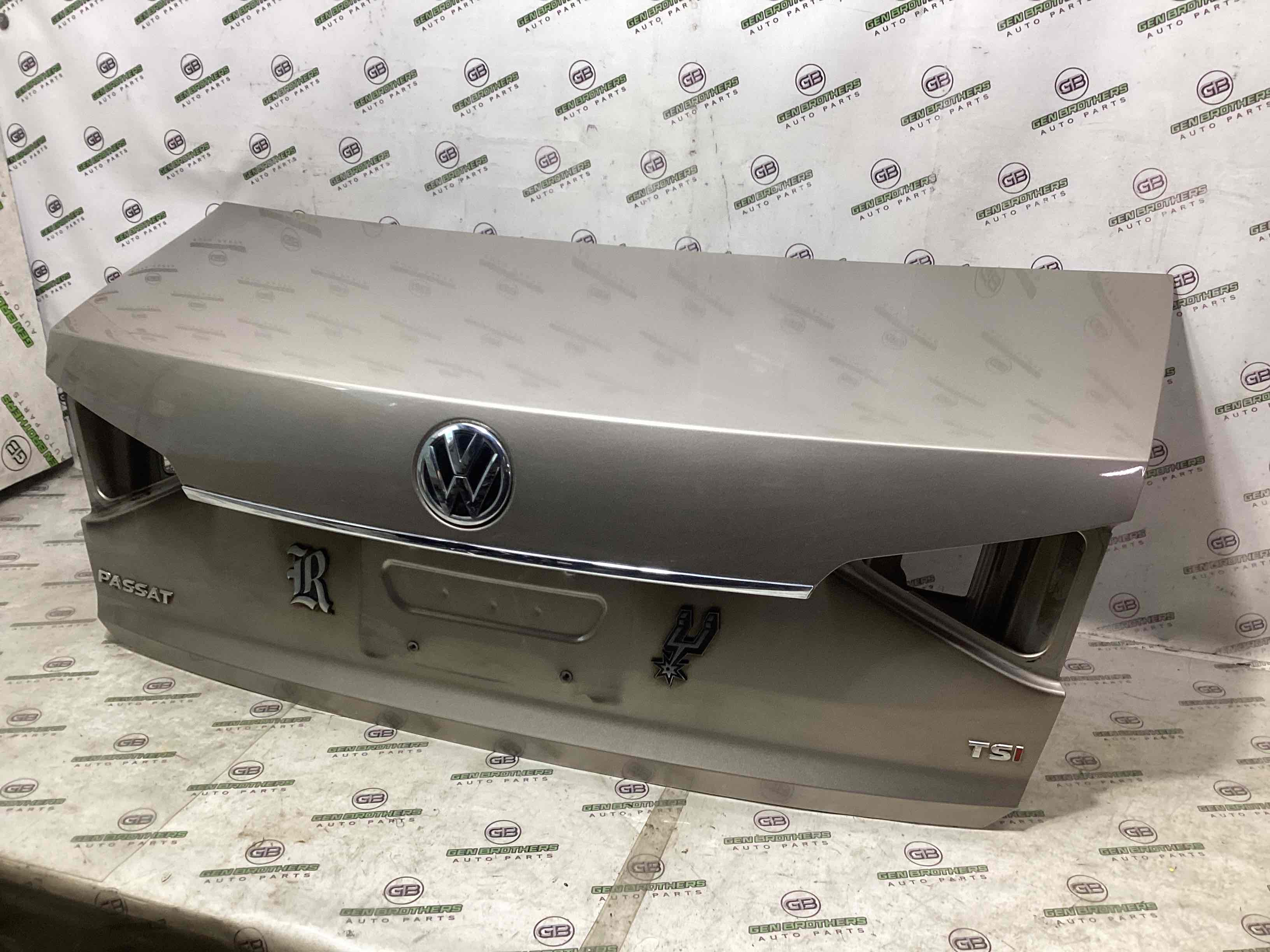 Кришка багажника, двері багажника