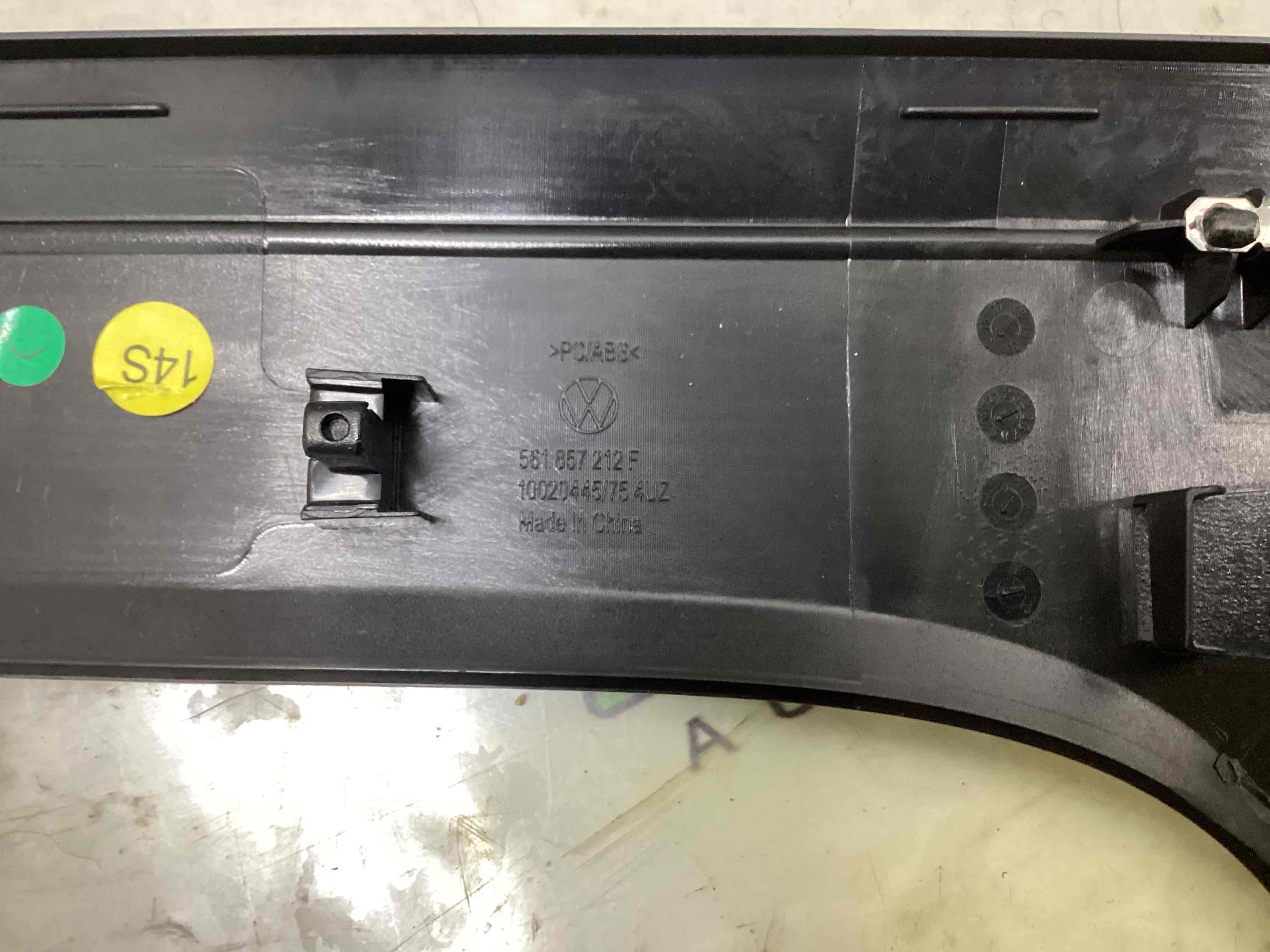 Обшивка панелі приладів торпедо