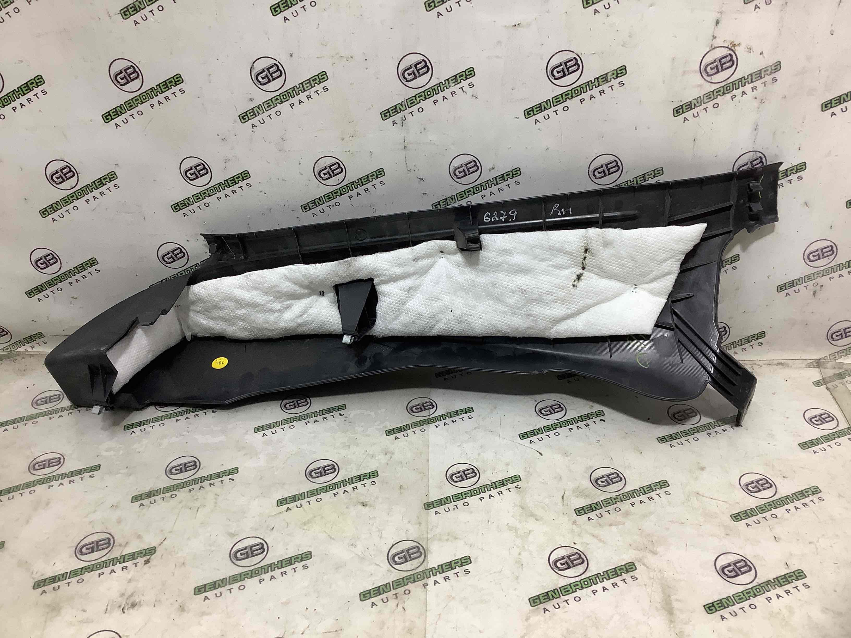 Обшивка задньої стійки права