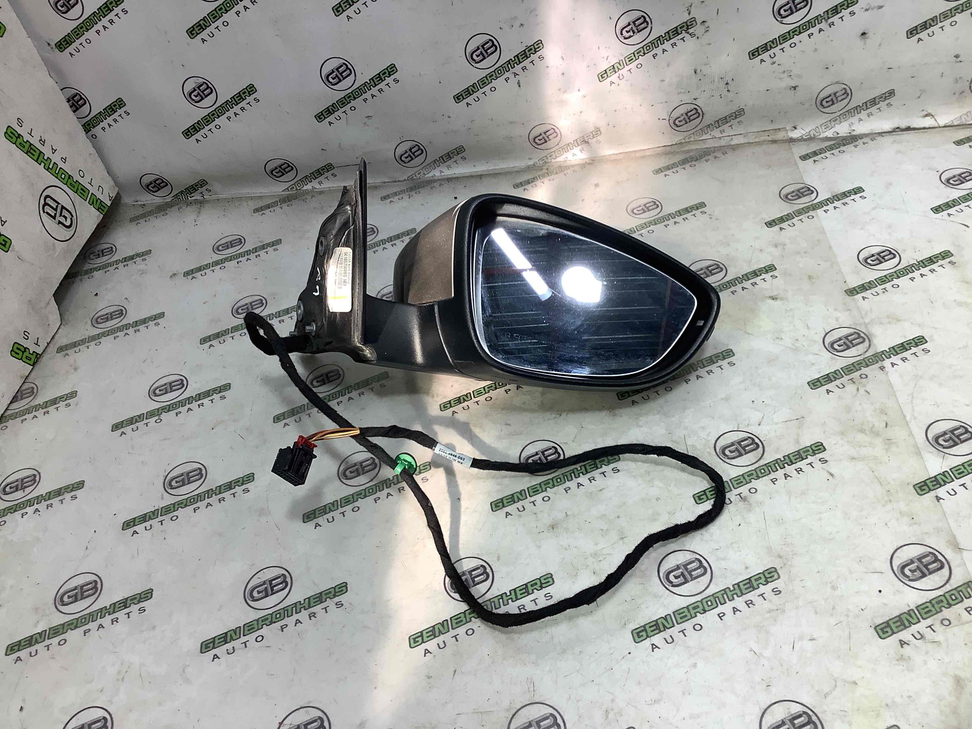 Дзеркало зовнішнє праве