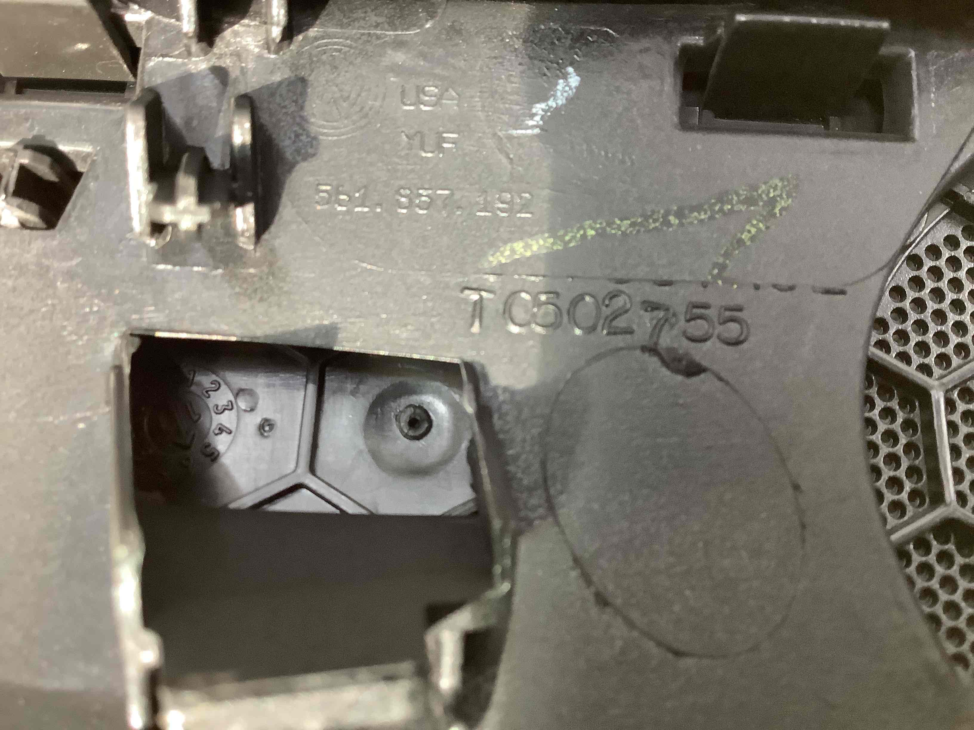 Обшивка панелі приладів торпедо