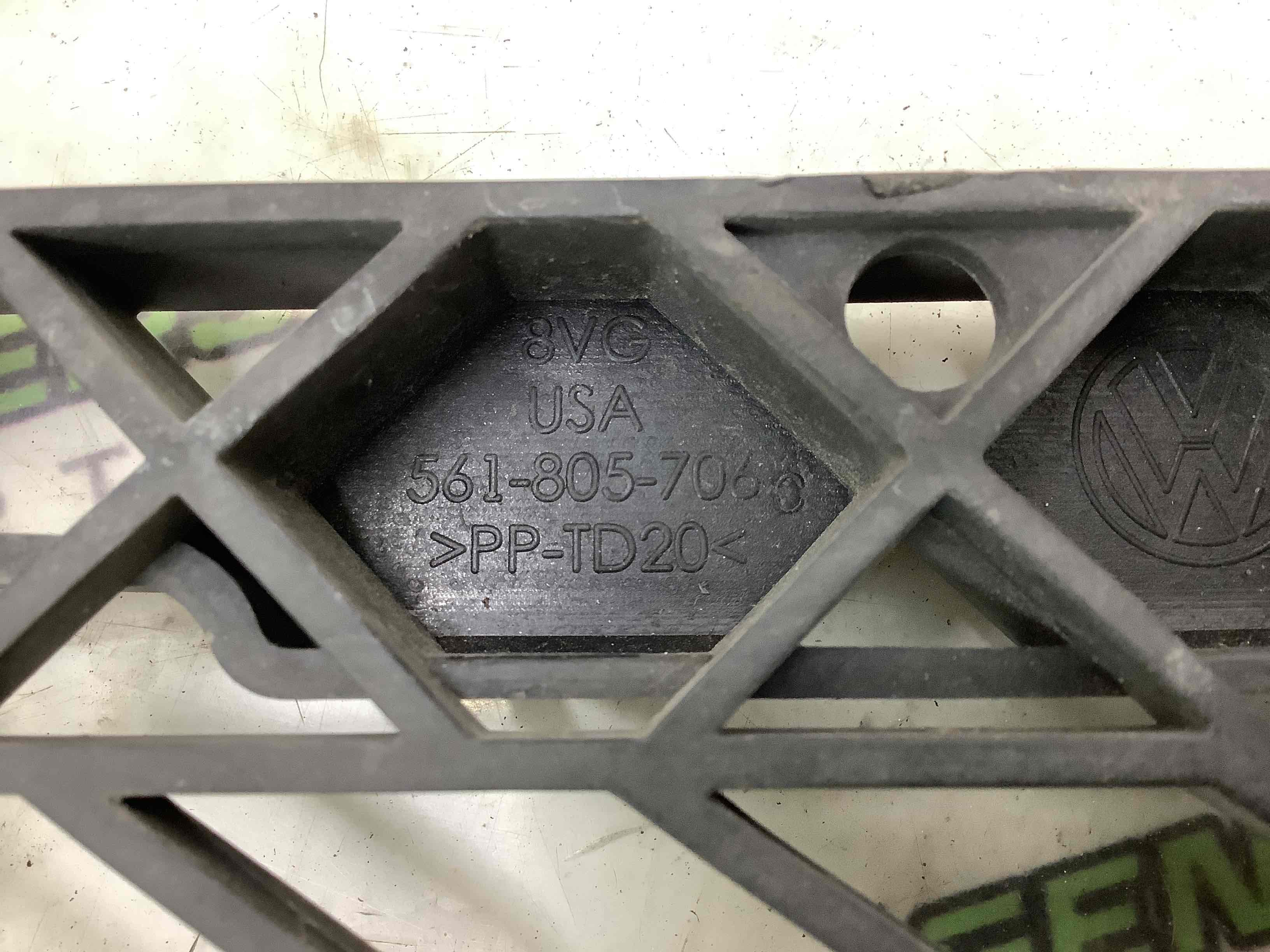 Кріплення переднього бампера центральне