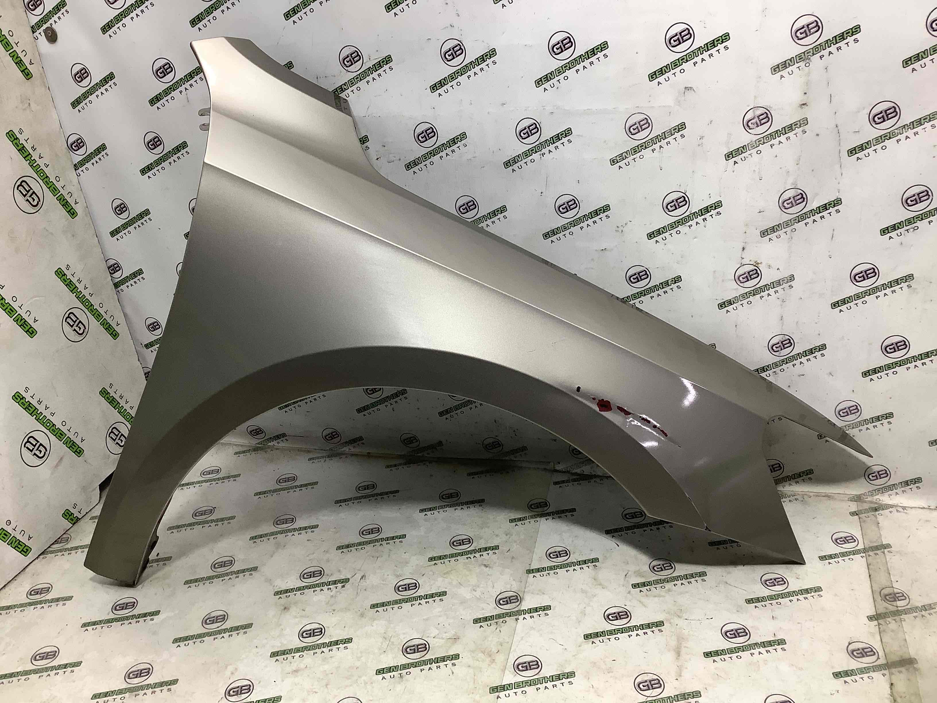 Крило переднє праве