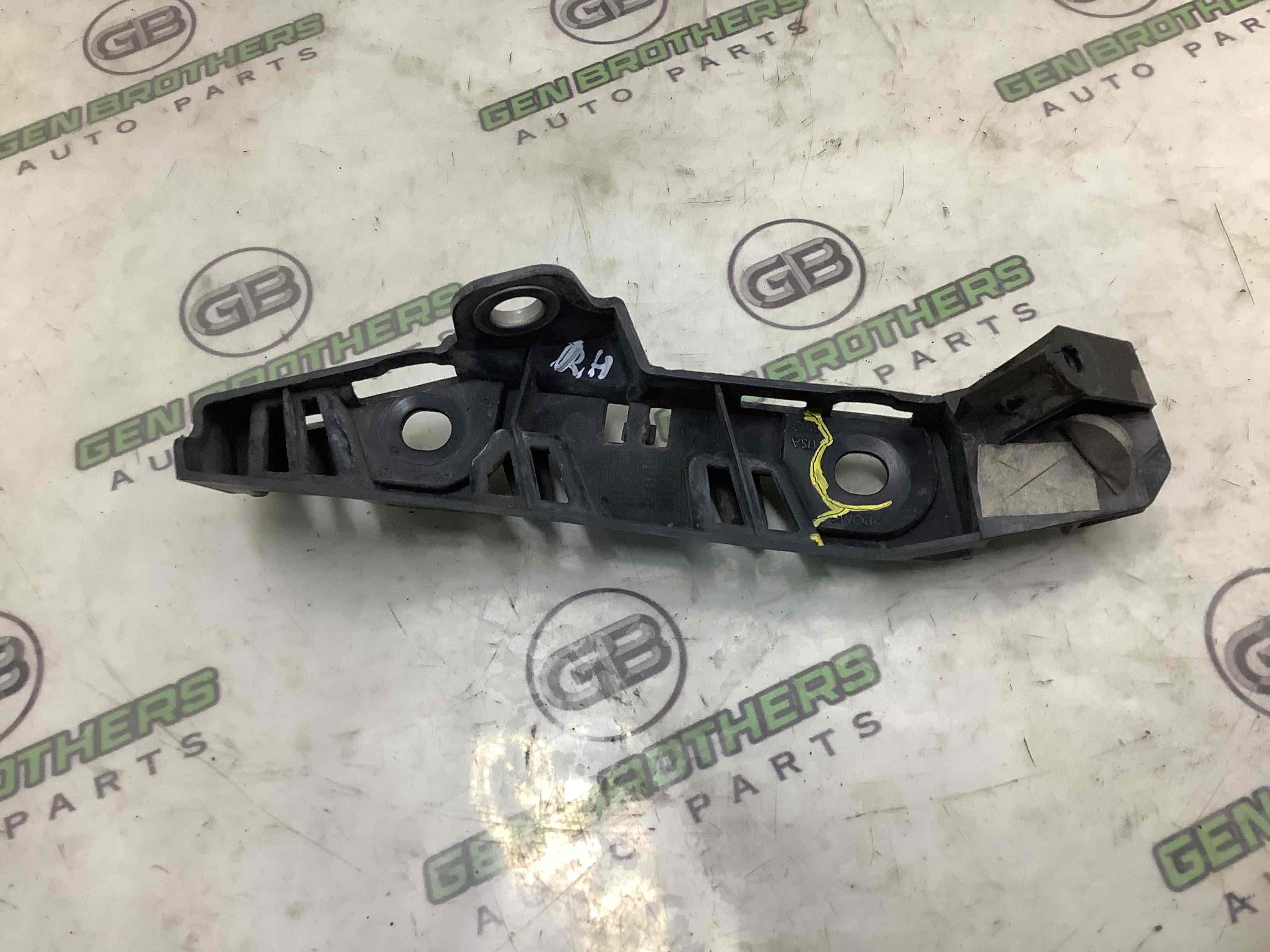 Кріплення переднього бампера праве