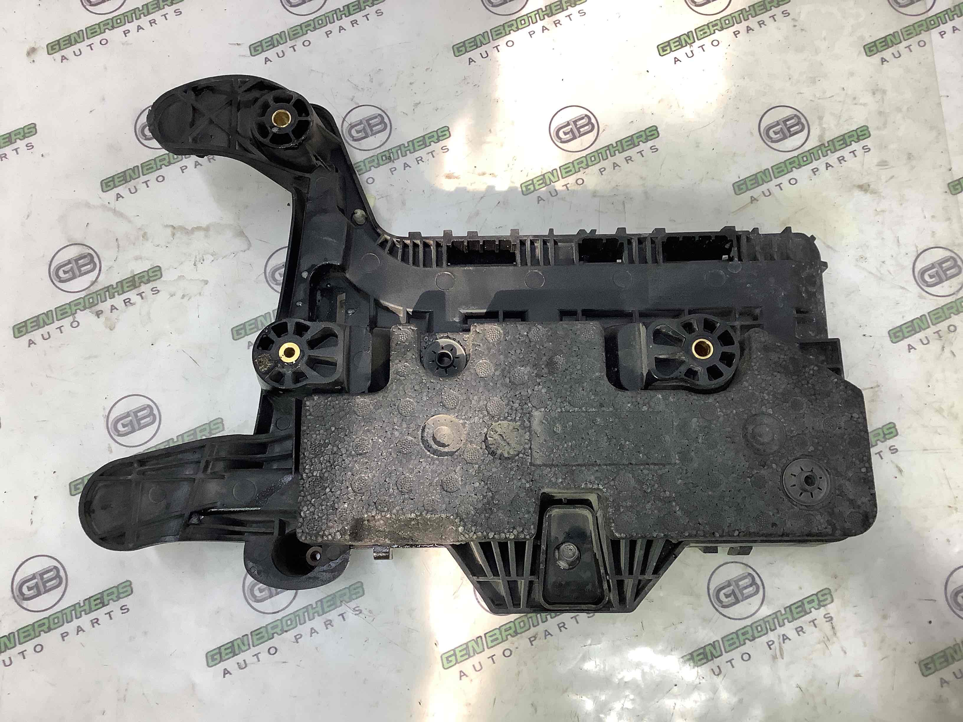 Полиця акумулятора, кришка, кріплення майданчик АКБ