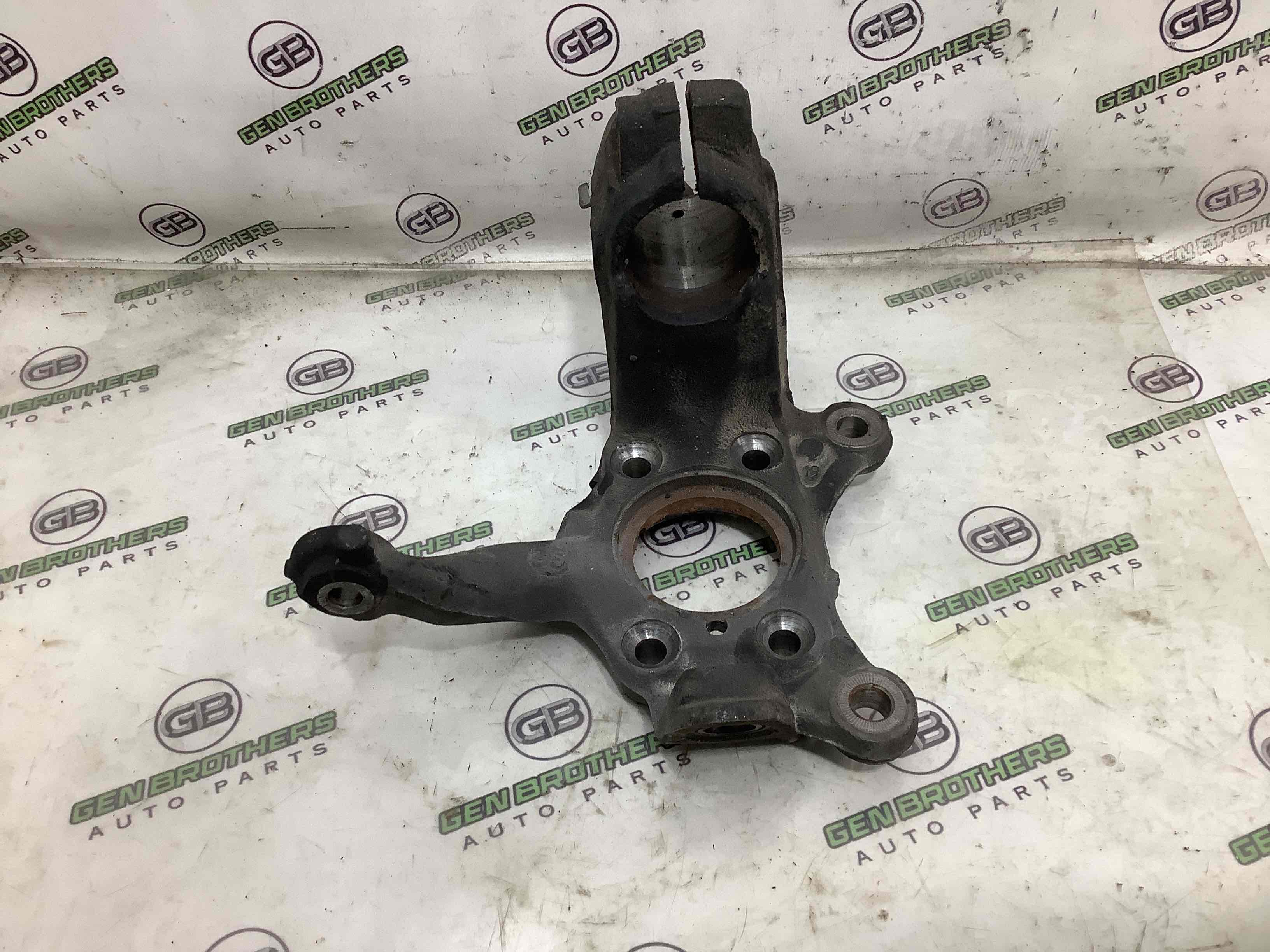 Кулак поворотний лівий