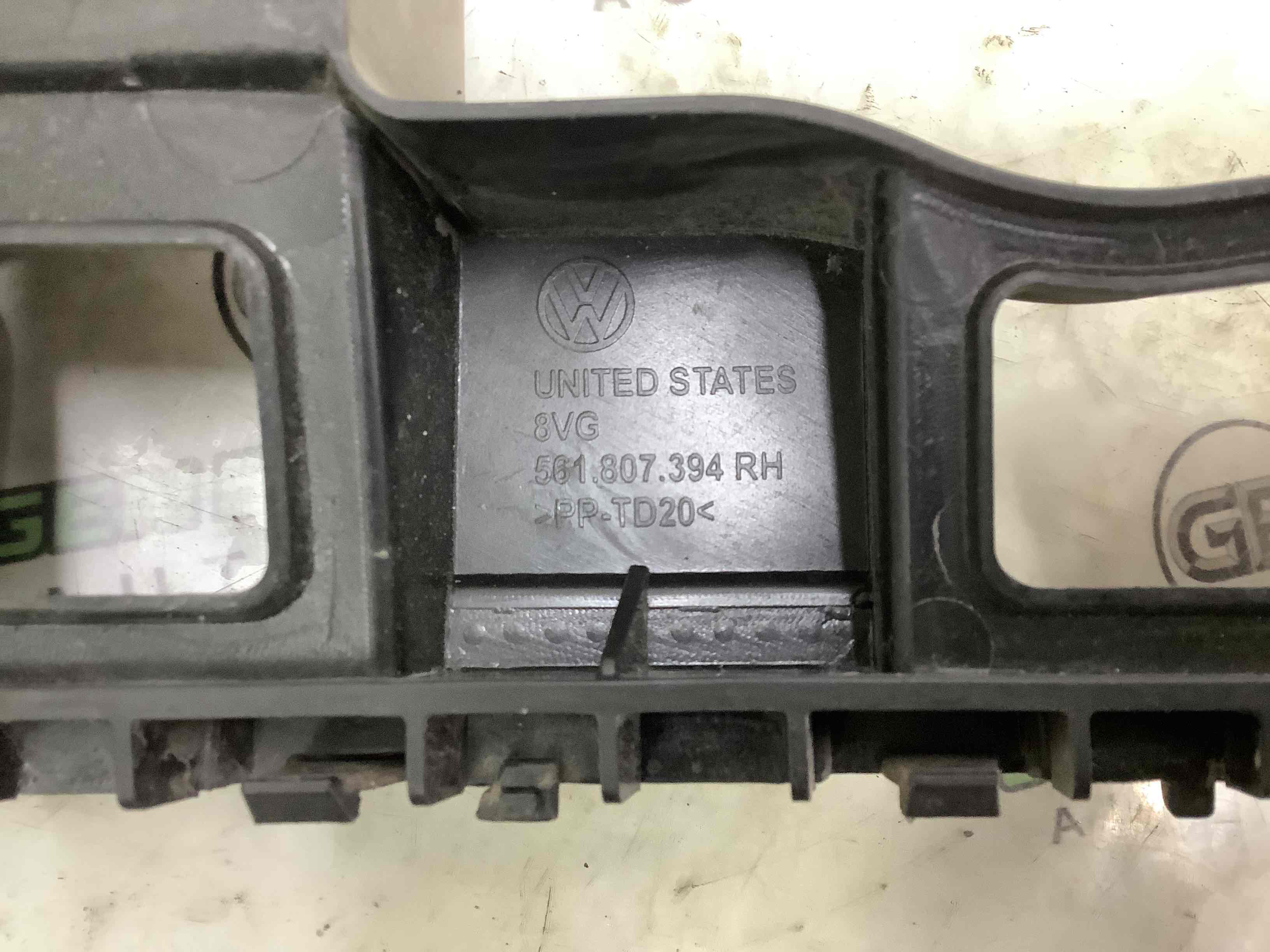 Кріплення заднього бампера праве