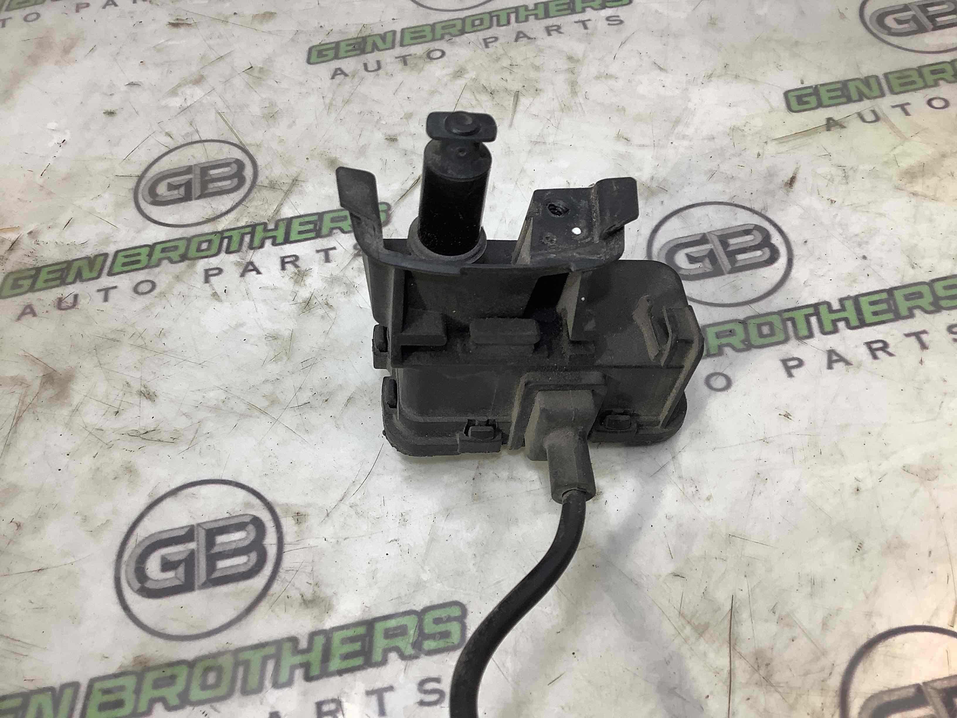 Замок лючка бензобака