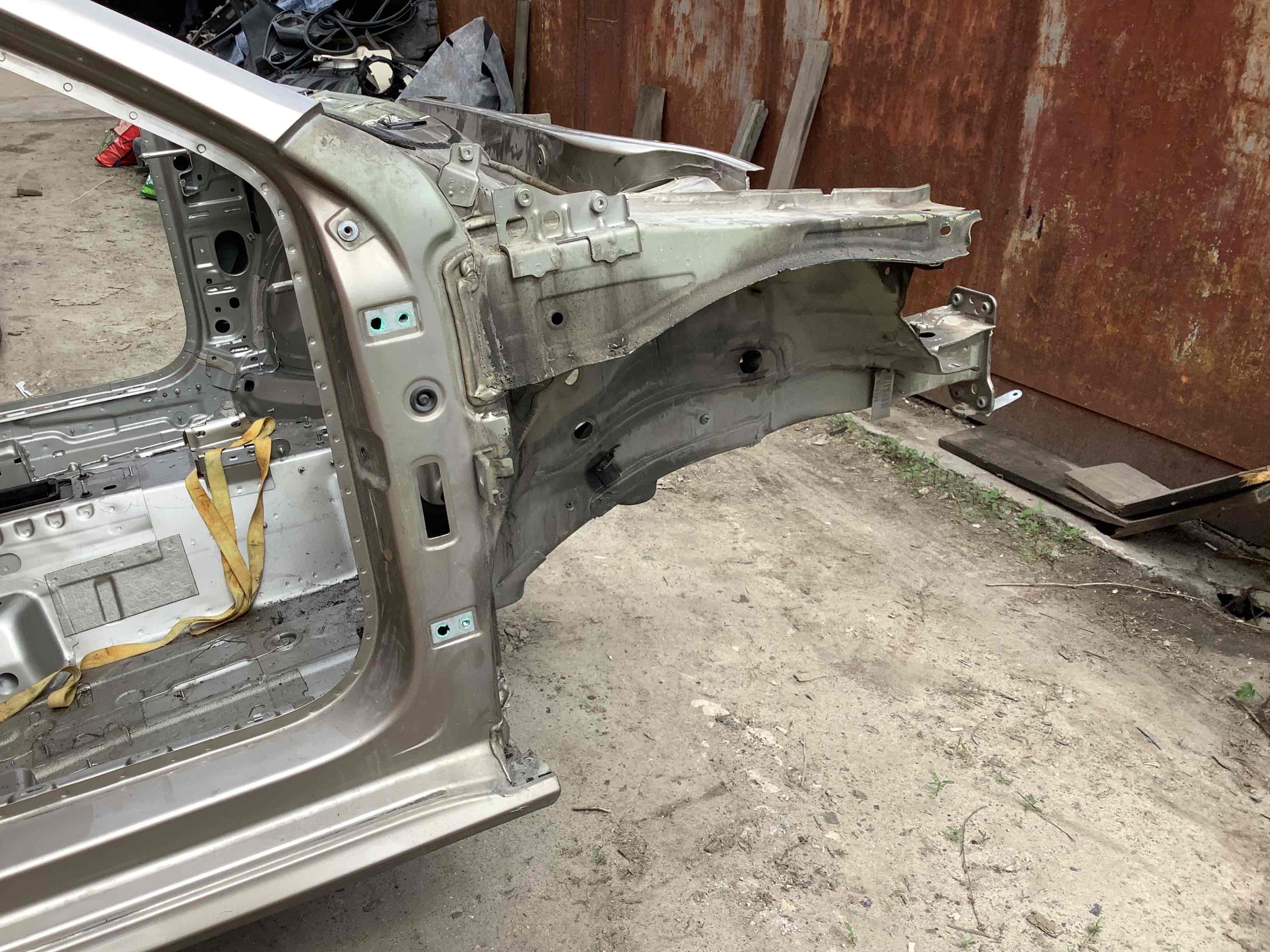 Чверть передня права