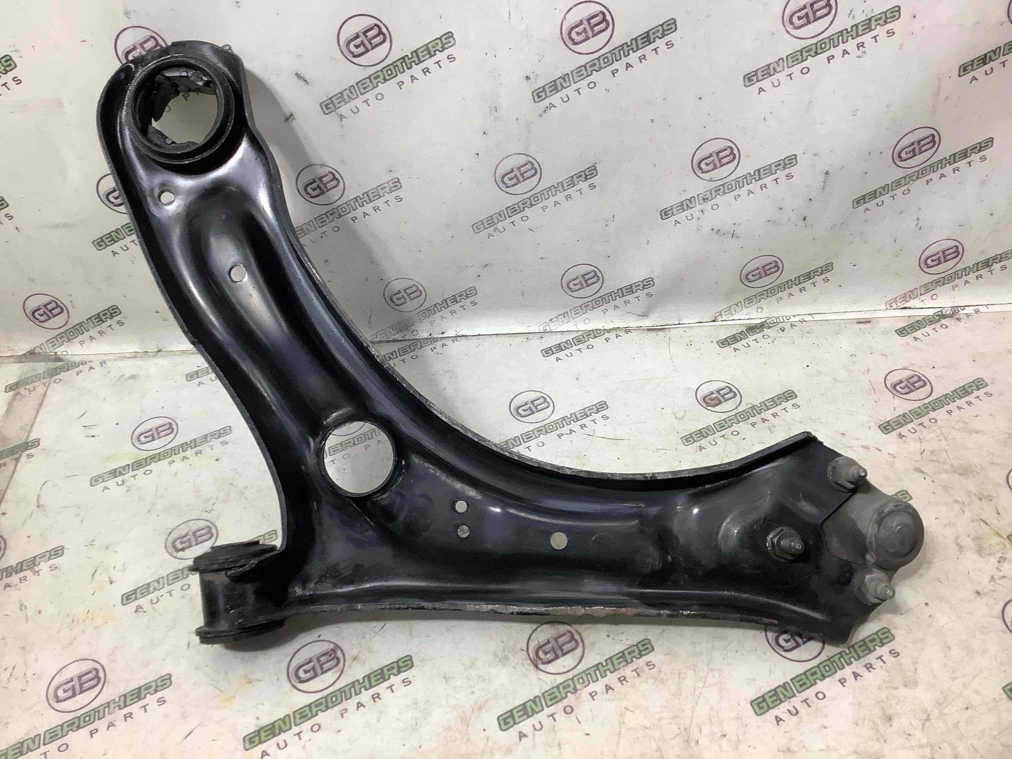 Важіль передній правий