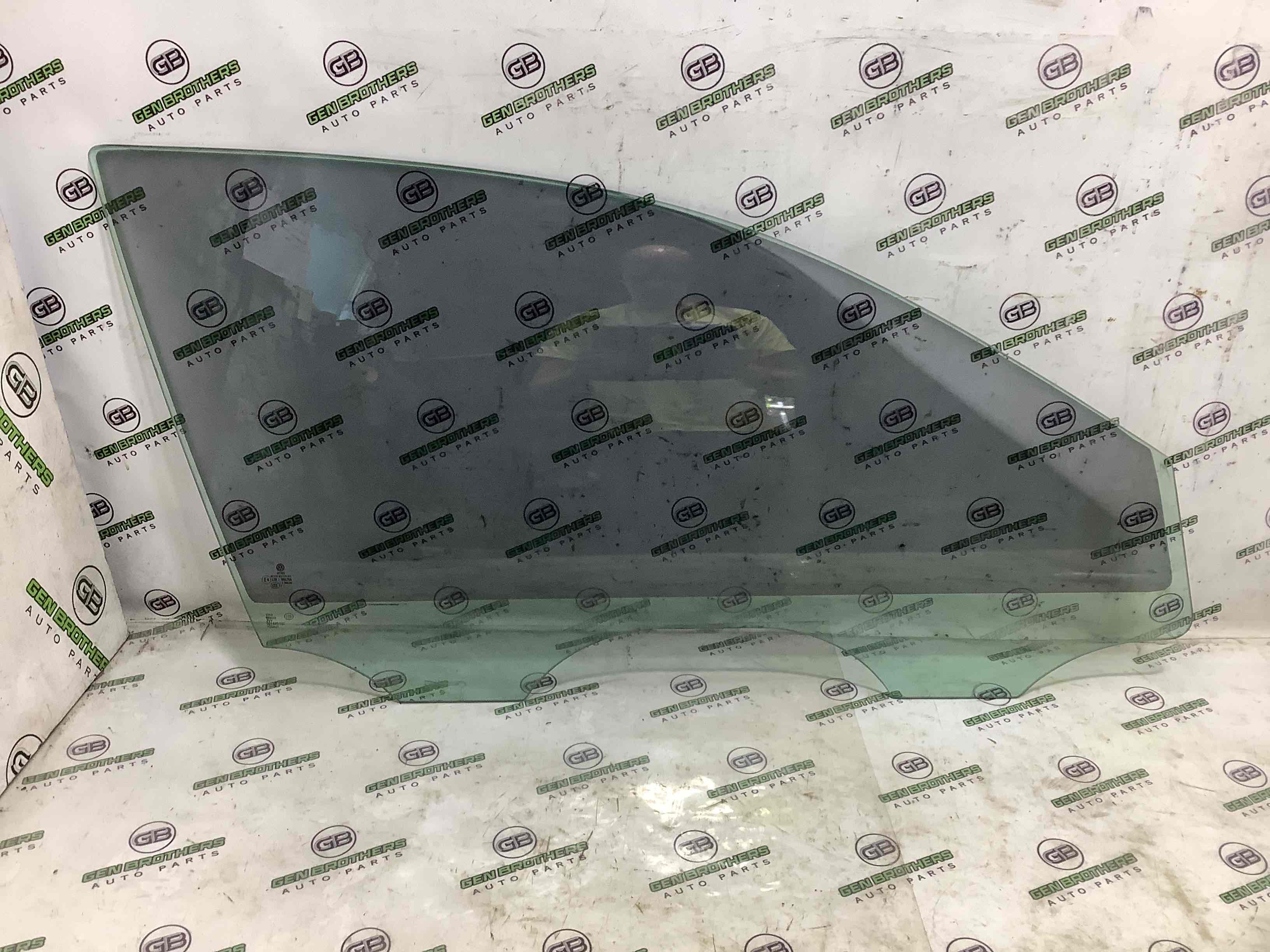 Скло переднє праве