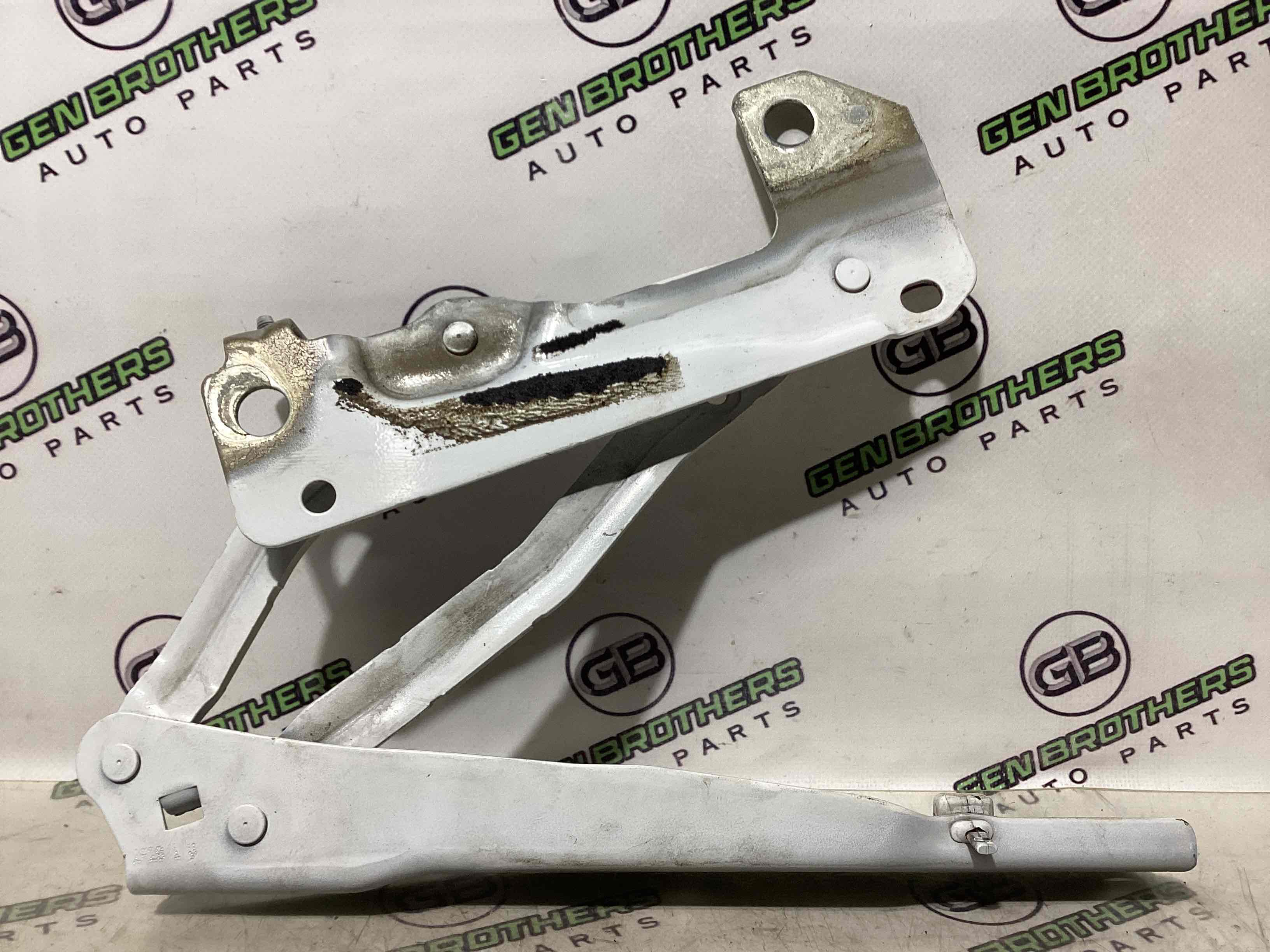 Петля капота, кронштейн капота