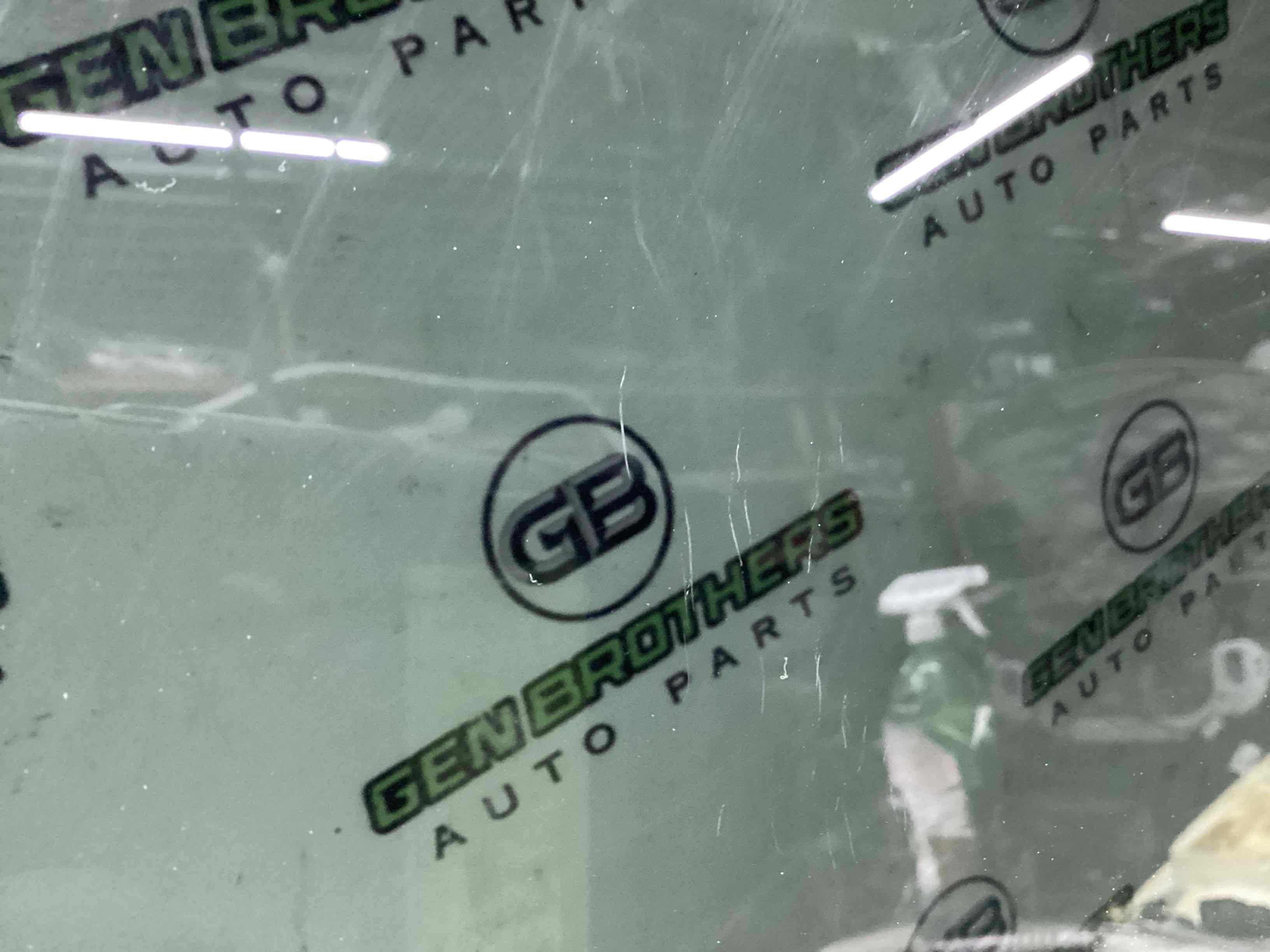 Стекло заднее левое