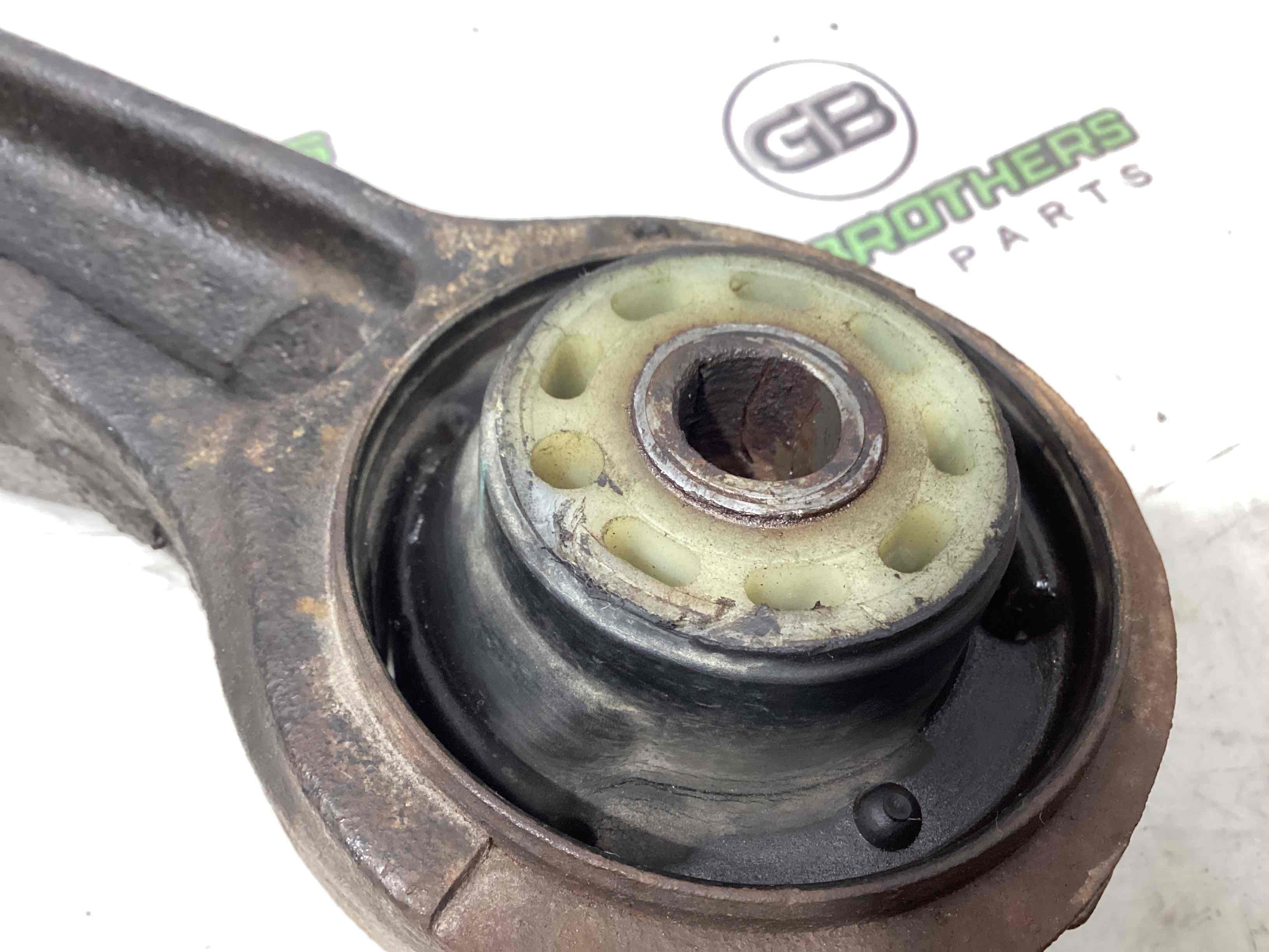 Рычаг передний левый