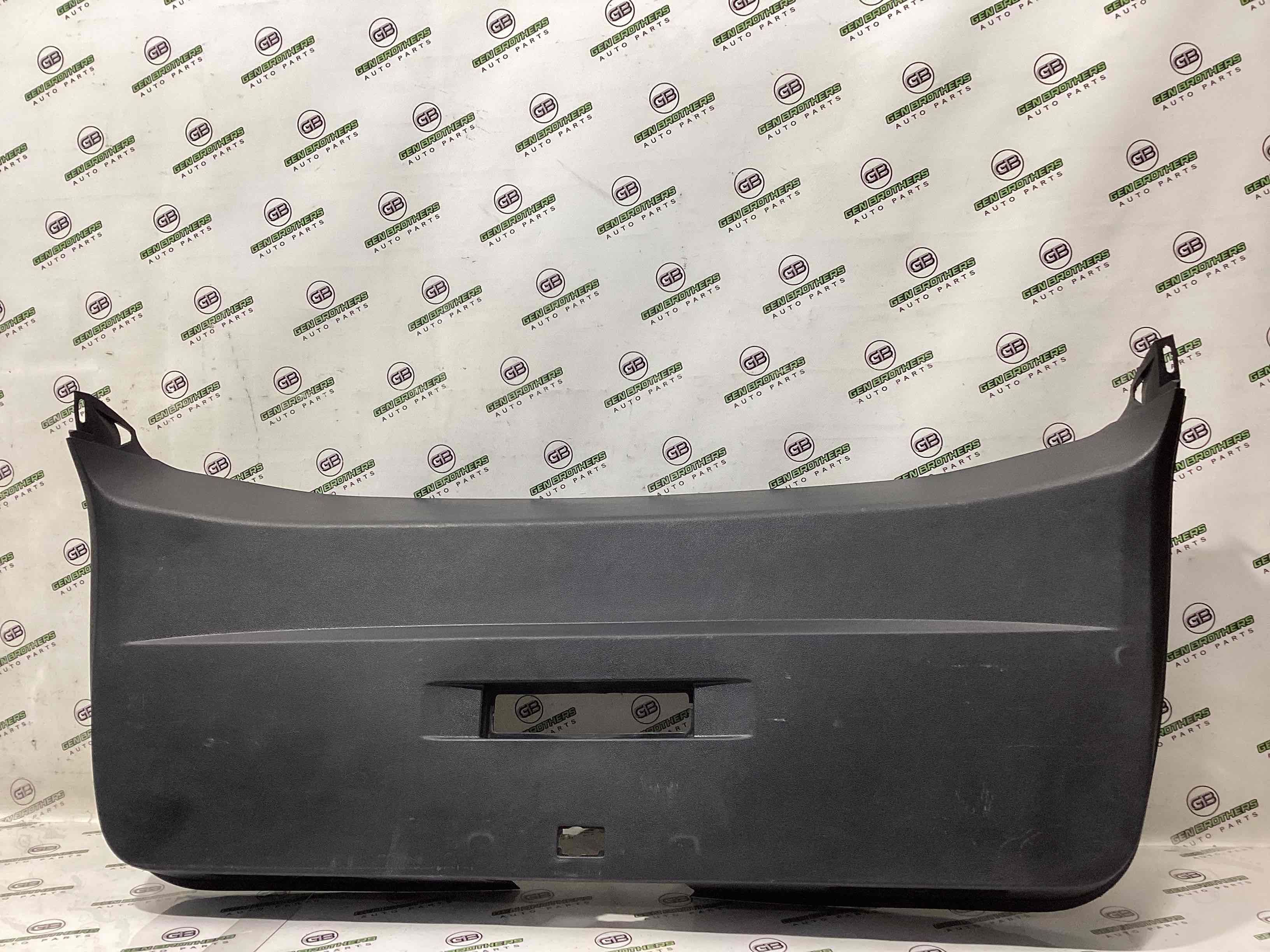 Обшивка крышки багажника